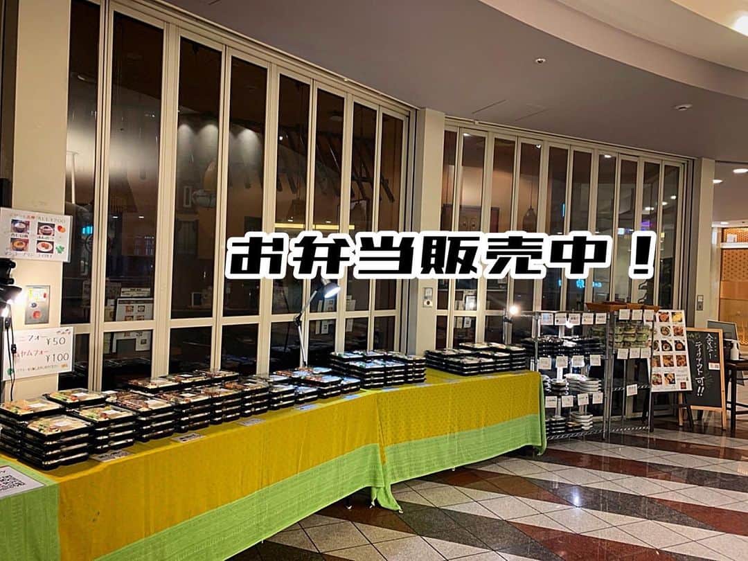 ベトナムフロッグ汐留のインスタグラム：「こんにちは！ 東京 汐留のベトナム料理専門店 ベトナムフロッグです🐸 お久しぶりの投稿となりますが、 本日より投稿再開していきますので、 今後ともよろしくお願い致します🙇‍♂️✨  また、現在店頭にてお弁当販売中です！ 種類豊富に取り揃えております🌟 もちろん店内でも飲食可能ですので、 お近くにお越しの方は是非お立ち寄りください♩  📍 東京都港区東新橋 1-5-2 汐留シティセンター B1F  🚃アクセス  JR新橋駅汐留口より徒歩3分 地下鉄新橋駅2番出口より徒歩3分 地下鉄汐留駅より徒歩1分 ☎050-7300-2964  #ベトナムフロッグ #ベトナムフロッグ汐留店  #東京 #汐留 #新橋 #ベトナム料理 #パクチー #アジアン #東京ランチ #汐留ランチ #新橋ランチ #お弁当」