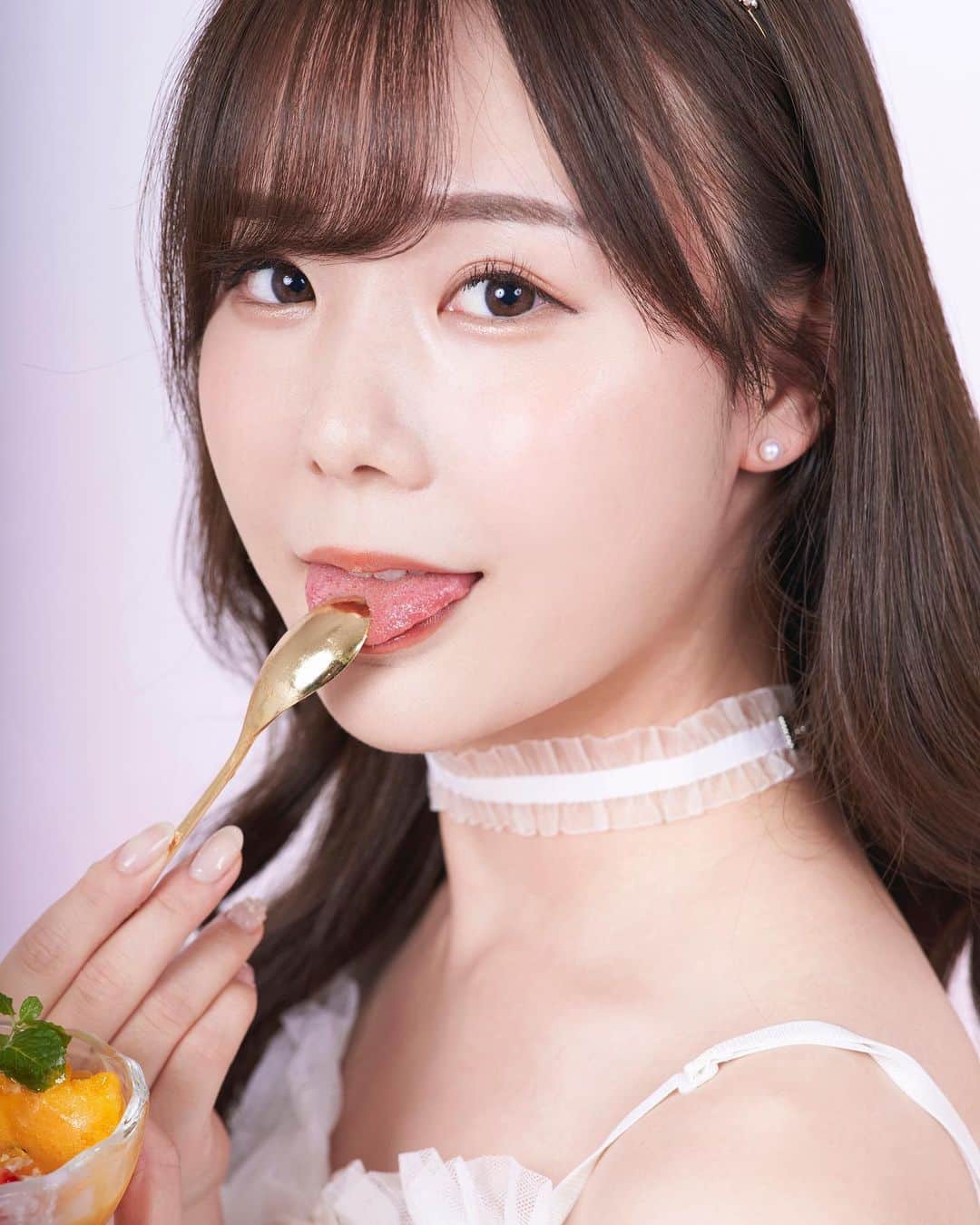 エスワン【公式】のインスタグラム：「可愛い子の美味しそうに食べる姿はたまらない❣️エスワン専属女優さんを呼んで好きなものを美味しく食べてもからう、大人気ニュース企画 "#食べ写" の画像を大公開🕊✨  @mirugram_55  #miru #食べ写 #日本一の超単体AVメーカー #エスワン #シャーベット」
