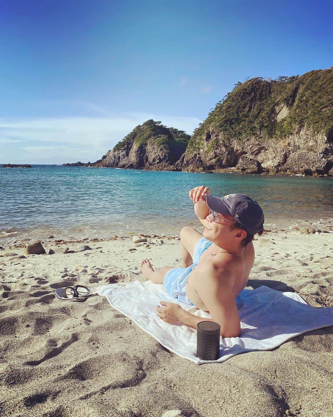 平宮博重のインスタグラム：「On the beach at Tokyo island.🏝 気持ちいいんでウクレレソング聴きながら:))) #tokyoislands #beach #ukulelesongs  #beosoundexplore  #bangolufsen  #beachmusic  #pr  #東京の島  #式根島」
