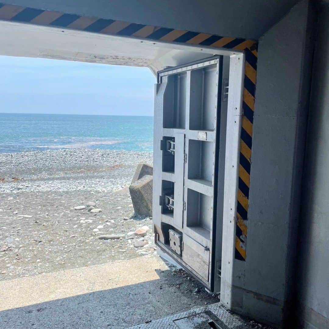 RIKOのインスタグラム：「大事な3日間🧏‍♀️🍕 @tipyrecordsinn  #小田原の海 #海へと続くトンネル  #御幸の浜」