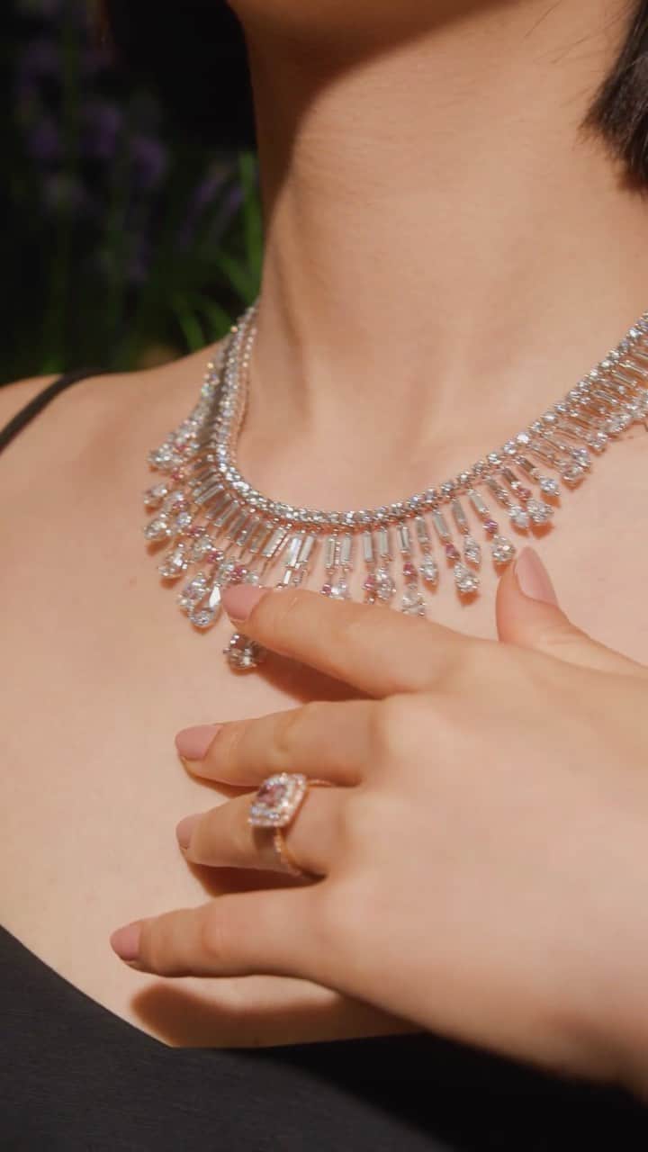 Harrodsのインスタグラム：「A favourite of Beyoncé, Blake Lively, Kim Kardashian and more, #LorraineSchwartz is known as a jeweller to the stars – yourself, included ⭐  Find dazzling pieces in Fine Jewellery on the Ground Floor and through our Personal Shopping service.   #Harrods #HarrodsFineJewellery」