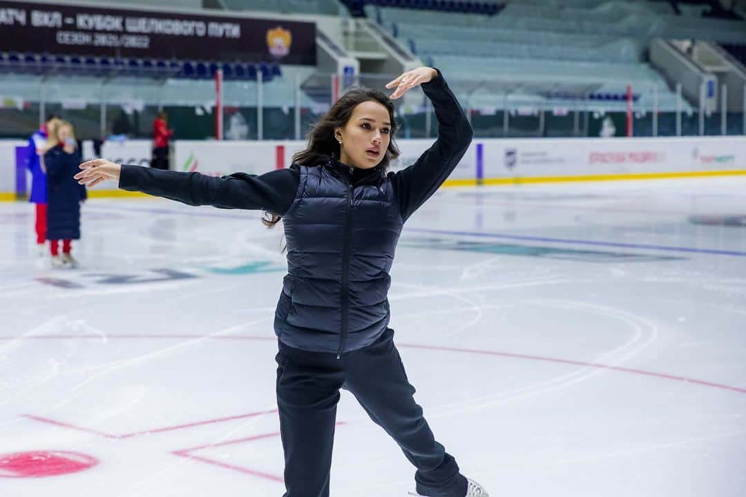 アリーナ・ザギトワのインスタグラム：「Просто невероятно активные выдались будни! 🤩  Сначала я провела благотворительный мастер-класс в спортивной школе олимпийского резерва, потом побывала на международных соревнованиях по водным видам спорта «Игры дружбы», а на следующий день присутствовала на VIII съезде Всемирного конгресса татар 🙏🏻  Последнее из мероприятий, кстати, было настолько интересным, что мне целого поста не хватит поделиться с вами своими впечатлениями! 🙈  Мы рассматривали вопросы национально-культурного наследия татар, а так же другие важные проблемы сохранения ценностей и традиций народа 🔍   Делюсь с вами фотографиями с прошедших событий ❤️」