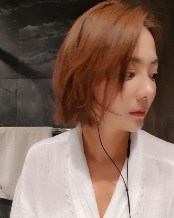 ユ・ハナのインスタグラム：「버즈를 잃어버리고 난 후 다시 줄 이어폰 로.  아침에 너무 졸릴 때 이어폰 딱 끼고  청각부터 깨우면 훨씬 빨리 정신이 딱! 들어요 흐읏😍  어제 상추가 너~~~무 많이 있어서 어쩔 수없이 !! 삼겹살을 상추 양만큼 먹었더니 오늘 아침에 디따많이 부었더라구요?   심지어 배가 너무 불러서 효소도 영양제도 못 먹고 잤더니 얼굴로 삼겹살을 다 먹었네요🤣  피부라도 커버해야하니 #비건착붙쿠션 22.5호 로💛   태닝하기 전엔 20.5호바르고  22.5호 얼굴라인에만 썼는데 요즘은 22.5호를 전체에 바르고  하이라이트부분에 20.5호!  진짜 가격이며 성분이며 커버력이며 지속력이며 묻어남없는거까지 딱 맘에 쏙 드는 #쿠션 못 찾은 #쿠션유목민 들  후회 절대 없을 #트라움하프트 로 #쿠션유목민탈출 하기❣️」