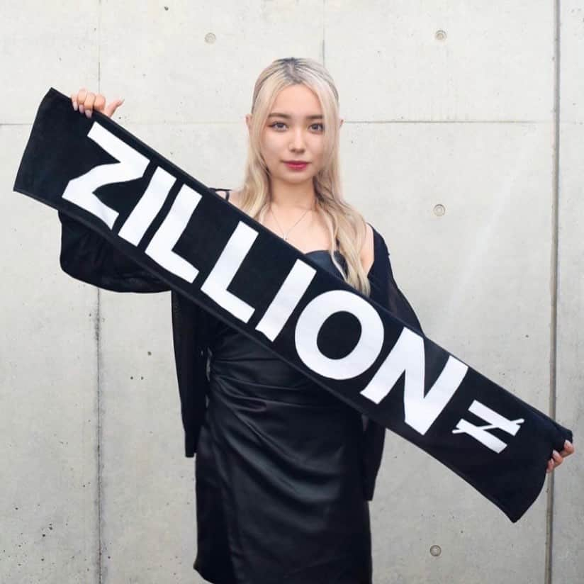 ZILLIONさんのインスタグラム写真 - (ZILLIONInstagram)「🆕Goods発売決定🆕  ZILLION初のグッズが登場🕺  🟡ZILLION ロゴTシャツ  ￥3,000(Tax in)  【着用サイズ】 ケイジ (172cm)：Lサイズ モカ(160cm)：Mサイズ  🟡ZILLIONロゴタオル  ￥1,500(Tax in)  8/4 ライブ会場から発売開始👀✨  通販は8/8 12:00-スタートです😊」8月2日 18時04分 - zillion_zln_official