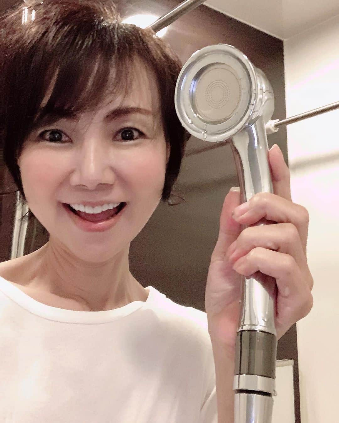 石津香織さんのインスタグラム写真 - (石津香織Instagram)「🎀 63才の美活は、  タケシタ WholeInOne　 型式 TFBS  ナノバブル発生シャワー継手💕💕💕💕💕  自宅の😊 シャワーヘッドと接続して 簡単に ウルトラナノバブルを 楽しめるーーー*\(^o^)/*♥️  ナノバブルが発生したお湯は、 超微細な泡が毛穴に入り込み、 毛穴の奥の汚れを落とします。   美肌、美髪には、 最高🎀  排水溝まで 綺麗になるらしく 楽しみーーー*\(^o^)/*💖  PR @takeshita_official #WholeInOne #タケシタ #ナノバブル #ナノバブルシャワー #湯シャン #サスティナブルな生活」8月2日 18時14分 - kaori.ishizu