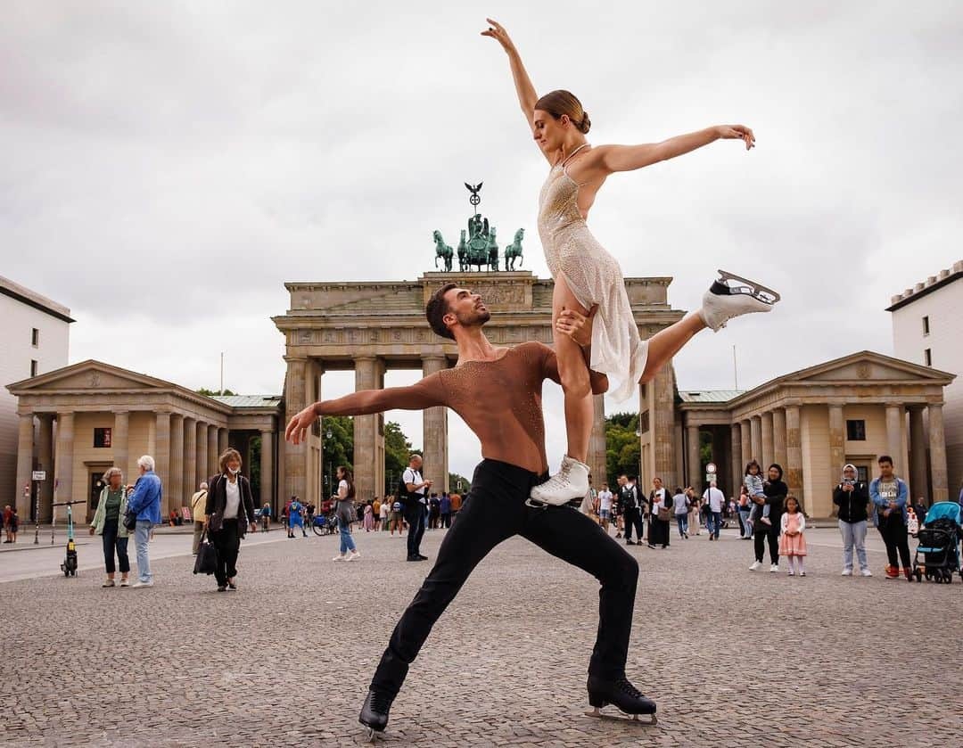 ギヨーム・シゼロンのインスタグラム：「We are so happy and proud to announce that we will be part of @holidayoniceshows for the upcoming season and perform in some selected cities of the upcoming tour. We had a fantastic day at our first visit of Berlin and we look forward to perform in Germany soon!」