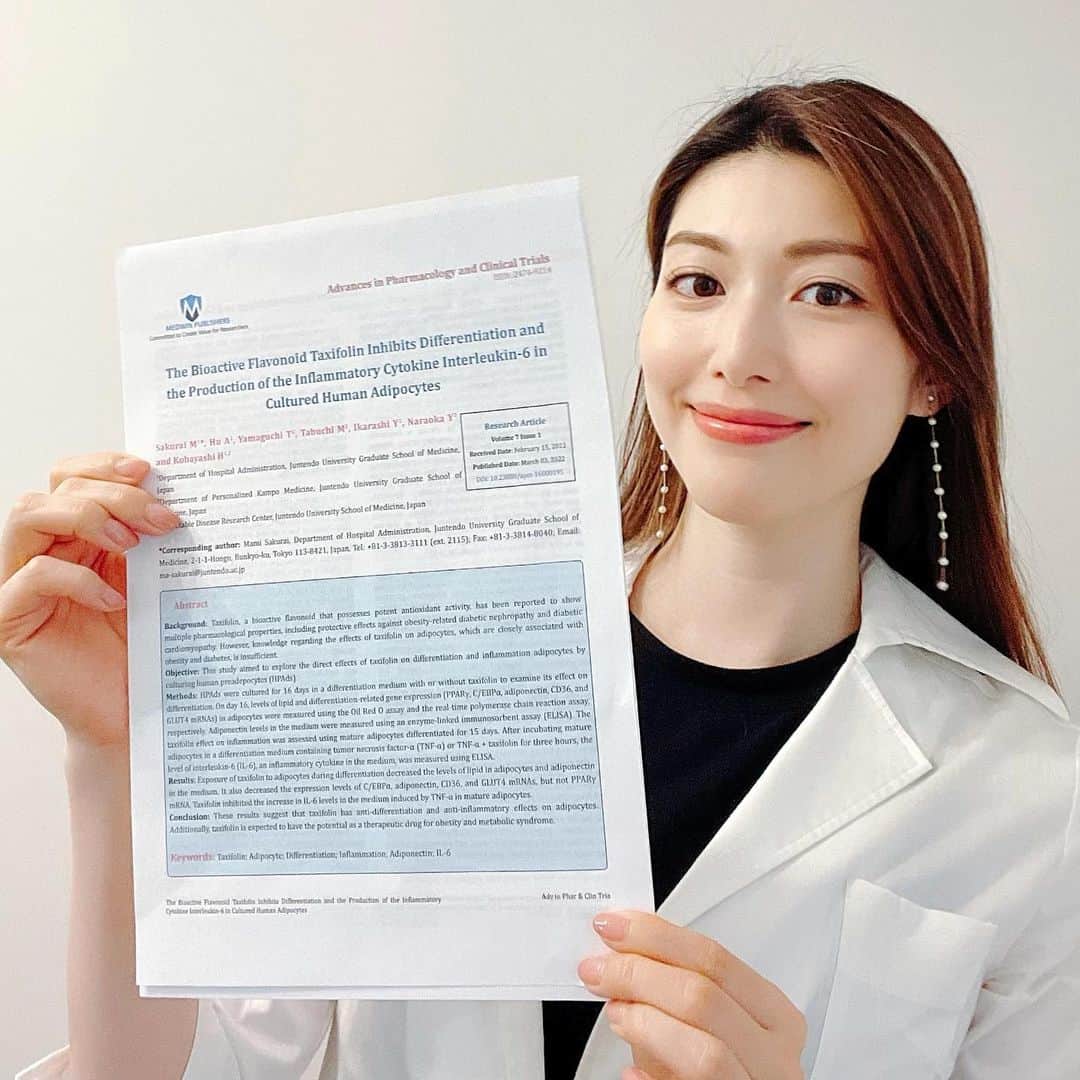 のインスタグラム：「私の執筆したタキシフォリンの論文がアメリカの医学雑誌「Advances in Pharmacology & Clinical Trials（薬理学と臨床試験の進歩）」に掲載されています。  世界で初めて、タキシフォリンが "メタボリックシンドロームの治療薬" としての可能性があることを示すことができました。  タキシフォリンはみなさまの健康づくりに役立つ、 まだ一般には知られていない成分です。  老化現象や病気の原因となる"炎症"に 根本的にアプローチすることができます。  なぜこの研究を始めたかというと 美しく健康でいたいみなさまの救世主になる成分 だと思ったからです。  この論文が認められて、それは確信に変わりました‼︎  私も数年前から飲んでいますが 美と健康を叶えたい全ての方に摂ってほしいです✨✨  もしよかったら論文もご覧ください📄 ↓↓↓ https://medwinpublishers.com/APCT/the-bioactive-flavonoid-taxifolin-inhibits-differentiation-and-the-production-of-the-inflammatory-cytokine-interleukin-6-in-cultured-human-adipocytes.pdf  #taxifolin #タキシフォリン #フラボノイド #内臓脂肪 #抗炎症 #医学論文 #アンチエイジング #医学博士 #老化 #メタボ #メタボリックシンドローム  #健康成分 #美容成分 #pharmacology」