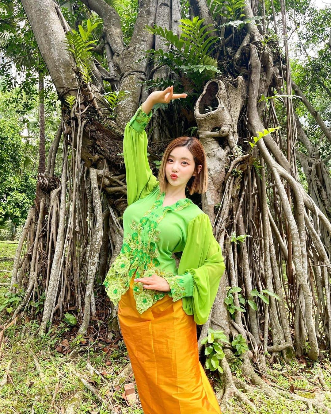 Dj Sodaのインスタグラム：「Hi fellas! See you tonight at ▪︎ Holywings Batam💚🧡  #HWGevent #SpectacularwithHWG」