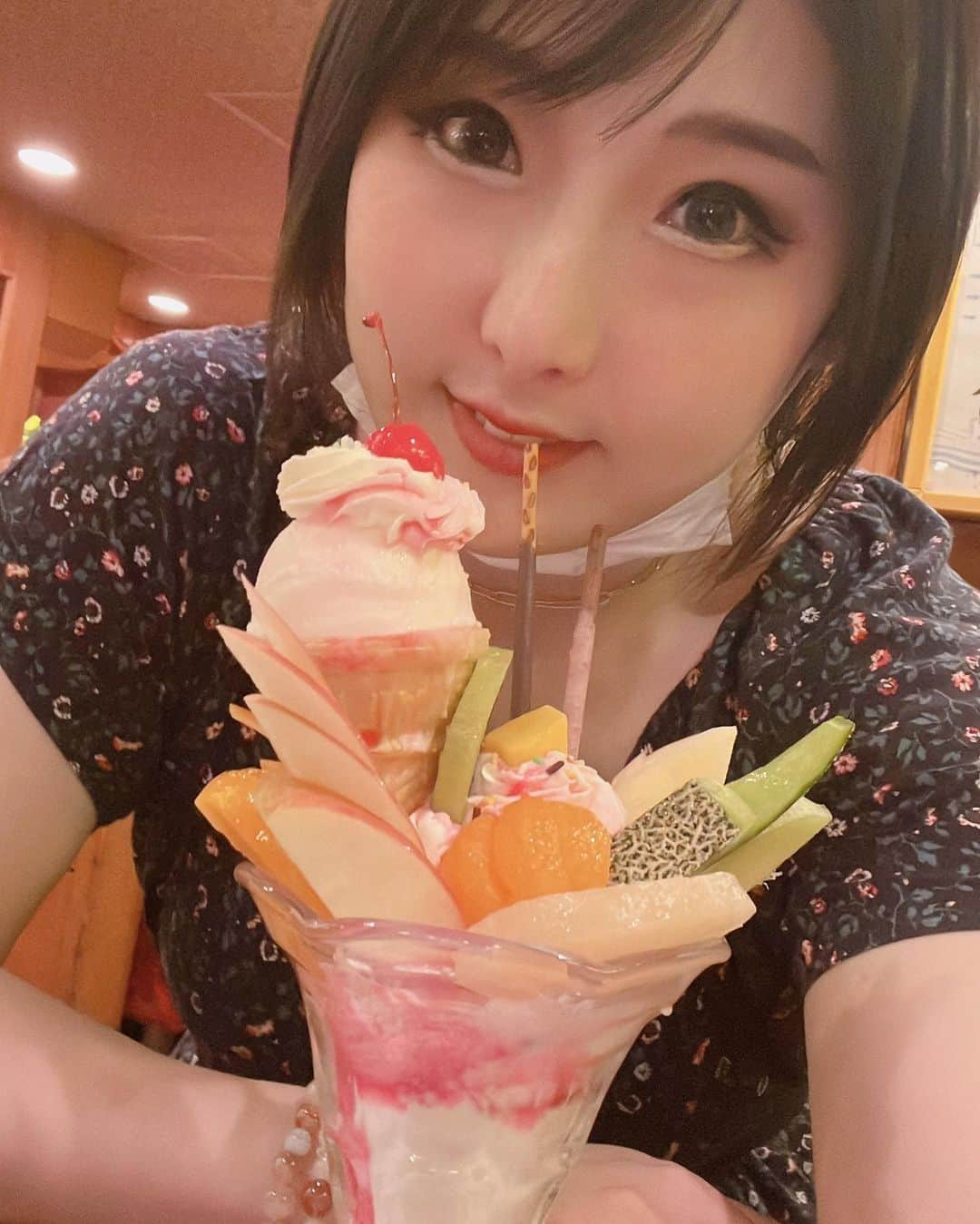 真琴さんのインスタグラム写真 - (真琴Instagram)「ううーーーん、、、！ 最近顔にお肉がすごくつくので困ってます🥺 アプリないと自撮りもできない👵🏻😭 でも加工しすぎなのは好きじゃないです💦」8月2日 18時35分 - makochan926