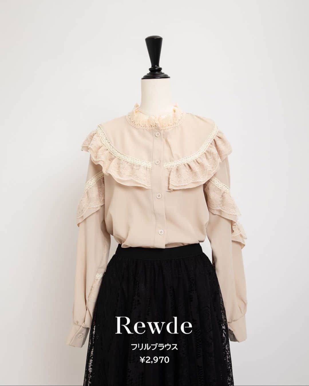 Rew de Rew 公式Instagramさんのインスタグラム写真 - (Rew de Rew 公式InstagramInstagram)「.  本日はRewdeフリルブラウスのご紹介です😊  【Rewde】フリルブラウス   ✔︎着やすいストレッチ素材👍  ✔︎レース使いで華奢＆レディ見え  ✔︎レースカラーで華やかなお顔立ちに   控えめなレースの襟がお顔周りを華やかに演出。  レースで大きく切り替えた胸元と、  斜めに入ったフリルレースが  全体を華奢に仕上げてくれる  レディに優しいブラウスです。  ・price ¥5,940 → ¥2,970（50%off） ・color シロ ・size S / M / L     #carinacloset #カリーナクローゼット #rewde #rewderew #ルゥデ #at  #フリルレース #レースブラウス #outfit」8月2日 18時53分 - rewde_official