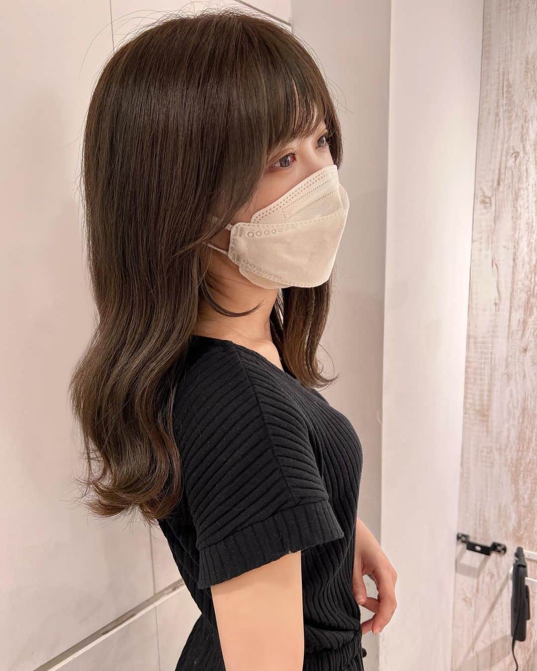 猫田あしゅのインスタグラム：「New hair ❤︎ . TOKIOトリートメントとヘアカラーとカットして頂きました！ 髪色の透け感可愛い…！ iPhone純正カメラなのに盛れてる…！ . 写真撮ってもらうのなんだか恥ずかしくてマスク無しは大丈夫ですって断っちゃったけど、髪の毛可愛いし撮るの上手だしやっぱり撮って貰えば良かったと後悔してる…🥹」