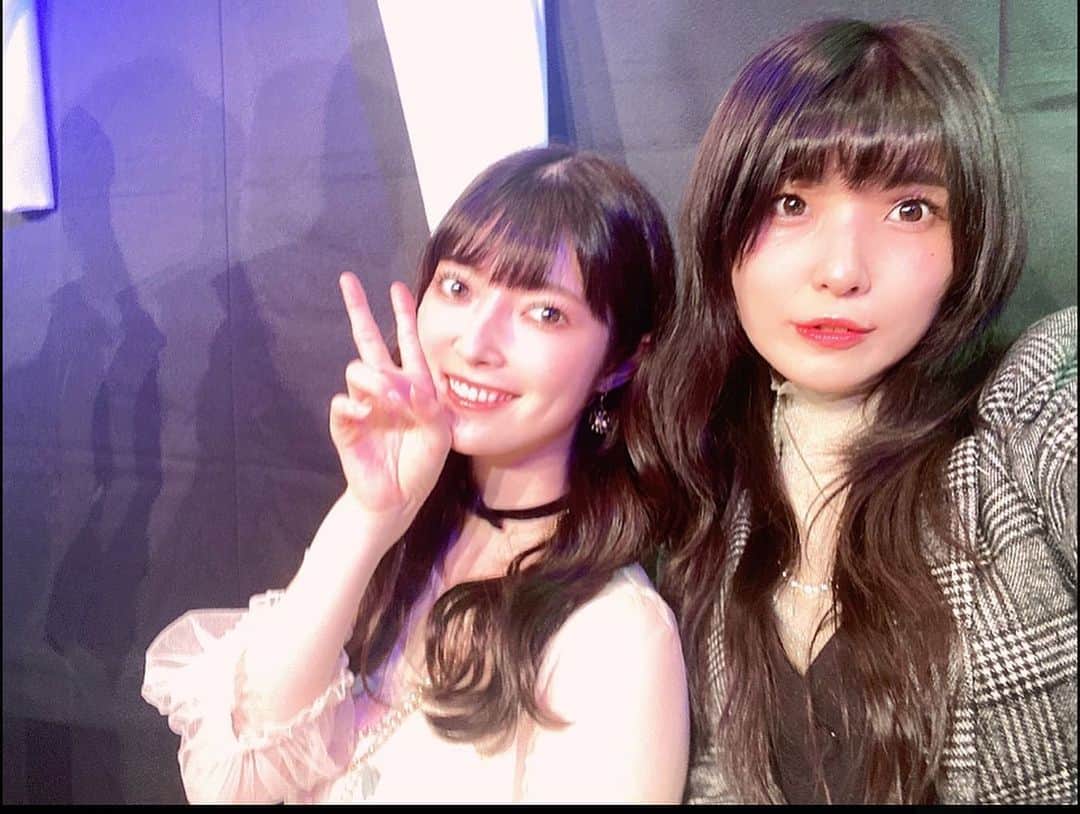 東雲れいかさんのインスタグラム写真 - (東雲れいかInstagram)「みあちゃん（令嬢のマリア） 共演してからずっと仲良し！価値観が似ていて初めて話した時から仲良くなれる！みたいのがありました笑綺麗で可愛いというのは誰もが、なところなんですが、自分の意見をしっかり持っていてただ仲良しというより信頼て言葉が一番私達の関係を表すかなぁと思います。ゲームでも議論を引っ張り、お芝居もマリアお嬢様はハマり役であの声と目の使い方が本当に好きです笑マリアとリオンは言葉だけで見るとバチバチですがお互いの力量を認め合ってるので仲が悪い訳では無いと思っています。いやぁマリアお嬢様ツンデレなんですよねー💭マリアお嬢様はリオンにツンデレですが、みあちゃんしののめにはデレデレですよ？特別な絆みたいのがあんじゃん？（え？あってますよね？）  ふくしゃん（富豪のアメリア） 人として優しい良い人！本当大好き！私達の喉を心配し声優さん特効薬を忙しい中、手書きメモつけて持ってきてくれる人です。その優しさがアメリアにも出ていて、リオン的にはきっと唯一の素直に甘えられる人なんだろうなと。バーのシーン話してる内容は重めですが、居心地よかった。いつもよしよししてくれてありがとう。しののめはふくしゃんによしよしされるの好きです、早くまた会いたい！  よこみちゃん（居候のエマ） 1番共演してる人なんですが、恐らく色んな大変な事を一緒に乗り越えてきた人笑笑（去年も大変だったよね笑）いつも一生懸命頑張り屋！たまに頭パンパンになって電車は乗り間違えるし、コンビニでは頭座らないユラユラ赤ちゃんになっちゃう！大変！笑一緒にいると思わず観察しちゃう笑だけどいつもどんなお仕事も熱意120%で挑む所尊敬しています。エマそのものでした！ありがとう。後、しののめが疲れてたりするとそっと側に来てくれる優しい。またゆっくりごはんいこーねお互いお仕事たくさん続くけどがんばろうね！  おとちゃん（天才ハッカーのサラ） 愛すべき妹でした笑思った事すぐ口に出すし、話題が絶えなくて面白い楽しい人！本当はサラは最初はもっと寡黙なクールな役だったんですが、おとちゃんの素敵な人柄を反映してあの素っ頓狂なかわいいサラのキャラになったみたいです笑私は、初共演だったんですが、人狼ゲームも理解力的なのが早くてすごいなぁと思ったし、何よりもサラとリオン同じシーンも多かったので一緒にお芝居してて楽しかったです。 ありがとうございました！また共演できますように！出来たらサラとリオンでね🐺💭  オリバー佑太さん（医者のオリバー） 小屋入りしてから人が変わりました！！面白超人悪戯し放題お兄さんです。稽古期間中みんなのお兄ちゃんで冷静沈着クールな人舞台もたくさん出演されていてさすがだなぁって。なのに、小屋入り後1番アドリブでイタズラしてくるし、本当にお客さんと同じタイミングで知るから、毎回今日は何スルツモリダと毎回新鮮な気持ちで望みました笑オリバー先生大暴れしてる前後にセリフ多めなアメリアや私は恐怖におののいていました。楽しかったです。ありがとうございました笑私、人より暗闇で見えにくい目をしてるんですが🐣大千穐楽で最後の暗転から明転きっかけオリバーさん！って呼んだらいなくて、やっちゃった💦ってなったら真後ろのボックスの上に立ってたのは本当に怖かった笑また共演できますように！！  のぶさん（運転手のアンリ） のぶさんは兄貴っ！て人で、人が言いにくいことを察して自ら発言してくれたり、お芝居の事も沢山アドバイスを稽古時に全体にしてくれました。この朗読劇が良くなるようにと考えてくれてしかもガッツ？熱がめっちゃある人なので、のぶさん見るともっとがんばらなきゃ！！ってなるます。ありがとうございました！リオン的にはアンリを密かに応援しているので、１の時よりマリアお嬢様と距離が縮まってて微笑ましかったです。続くならどうなるのかなぁ？気になります。  けいてぃーさん（ノア・ヤンキン） 我らが座長です！まず本当に大きい！！こんなに手足が余って見える人は初めてで、スタイル超人びっくりでした。何かゆらゆらしてると思ったら座長の影だった事も（本当に驚いた）ノアは唯一ブラサン財団側で、1番クールな役だと思うのですが、けいてぃーさんが板の上に立つと空気が変わる。そして声が本当に良い。低い声ってなんか聞きにくいのに聞きやすいし、ノアさんが各キャラクター説明する時に締まる。ゲームは笑い多めで楽しい雰囲気だから、その分ストーリーは深刻な内容が多い中、ゲームの楽しい雰囲気にどう折り合いつけてストーリーに切り替えるか最大の難点でした。でもけいてぃーさんがずっと締める所は締めて引っ張ってくれて、私達はどうにかついていけました。本当にありがとうございます。ただ一つ思ったのはノアがブラサンゲームを作ったと言ってたのにゲーム中？みたいな不思議な雰囲気だしてくるの面白くてずるかったです笑大千穐楽で私、ほぼ占い師確定の盤面で『1番怪しいのはリオンさん』って言われた時絶対この人、訳分からなくなった内通者！と思いましたが市民でした。ノアヤンキンの謎は深まるばかりです。。？ノアアンリが兄弟として関われる世界線があればいいのになぁ。」8月2日 19時15分 - raychel.6