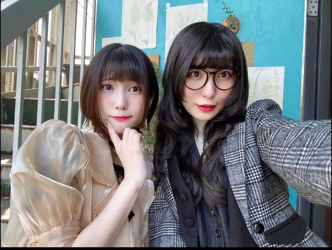 東雲れいかさんのインスタグラム写真 - (東雲れいかInstagram)「みあちゃん（令嬢のマリア） 共演してからずっと仲良し！価値観が似ていて初めて話した時から仲良くなれる！みたいのがありました笑綺麗で可愛いというのは誰もが、なところなんですが、自分の意見をしっかり持っていてただ仲良しというより信頼て言葉が一番私達の関係を表すかなぁと思います。ゲームでも議論を引っ張り、お芝居もマリアお嬢様はハマり役であの声と目の使い方が本当に好きです笑マリアとリオンは言葉だけで見るとバチバチですがお互いの力量を認め合ってるので仲が悪い訳では無いと思っています。いやぁマリアお嬢様ツンデレなんですよねー💭マリアお嬢様はリオンにツンデレですが、みあちゃんしののめにはデレデレですよ？特別な絆みたいのがあんじゃん？（え？あってますよね？）  ふくしゃん（富豪のアメリア） 人として優しい良い人！本当大好き！私達の喉を心配し声優さん特効薬を忙しい中、手書きメモつけて持ってきてくれる人です。その優しさがアメリアにも出ていて、リオン的にはきっと唯一の素直に甘えられる人なんだろうなと。バーのシーン話してる内容は重めですが、居心地よかった。いつもよしよししてくれてありがとう。しののめはふくしゃんによしよしされるの好きです、早くまた会いたい！  よこみちゃん（居候のエマ） 1番共演してる人なんですが、恐らく色んな大変な事を一緒に乗り越えてきた人笑笑（去年も大変だったよね笑）いつも一生懸命頑張り屋！たまに頭パンパンになって電車は乗り間違えるし、コンビニでは頭座らないユラユラ赤ちゃんになっちゃう！大変！笑一緒にいると思わず観察しちゃう笑だけどいつもどんなお仕事も熱意120%で挑む所尊敬しています。エマそのものでした！ありがとう。後、しののめが疲れてたりするとそっと側に来てくれる優しい。またゆっくりごはんいこーねお互いお仕事たくさん続くけどがんばろうね！  おとちゃん（天才ハッカーのサラ） 愛すべき妹でした笑思った事すぐ口に出すし、話題が絶えなくて面白い楽しい人！本当はサラは最初はもっと寡黙なクールな役だったんですが、おとちゃんの素敵な人柄を反映してあの素っ頓狂なかわいいサラのキャラになったみたいです笑私は、初共演だったんですが、人狼ゲームも理解力的なのが早くてすごいなぁと思ったし、何よりもサラとリオン同じシーンも多かったので一緒にお芝居してて楽しかったです。 ありがとうございました！また共演できますように！出来たらサラとリオンでね🐺💭  オリバー佑太さん（医者のオリバー） 小屋入りしてから人が変わりました！！面白超人悪戯し放題お兄さんです。稽古期間中みんなのお兄ちゃんで冷静沈着クールな人舞台もたくさん出演されていてさすがだなぁって。なのに、小屋入り後1番アドリブでイタズラしてくるし、本当にお客さんと同じタイミングで知るから、毎回今日は何スルツモリダと毎回新鮮な気持ちで望みました笑オリバー先生大暴れしてる前後にセリフ多めなアメリアや私は恐怖におののいていました。楽しかったです。ありがとうございました笑私、人より暗闇で見えにくい目をしてるんですが🐣大千穐楽で最後の暗転から明転きっかけオリバーさん！って呼んだらいなくて、やっちゃった💦ってなったら真後ろのボックスの上に立ってたのは本当に怖かった笑また共演できますように！！  のぶさん（運転手のアンリ） のぶさんは兄貴っ！て人で、人が言いにくいことを察して自ら発言してくれたり、お芝居の事も沢山アドバイスを稽古時に全体にしてくれました。この朗読劇が良くなるようにと考えてくれてしかもガッツ？熱がめっちゃある人なので、のぶさん見るともっとがんばらなきゃ！！ってなるます。ありがとうございました！リオン的にはアンリを密かに応援しているので、１の時よりマリアお嬢様と距離が縮まってて微笑ましかったです。続くならどうなるのかなぁ？気になります。  けいてぃーさん（ノア・ヤンキン） 我らが座長です！まず本当に大きい！！こんなに手足が余って見える人は初めてで、スタイル超人びっくりでした。何かゆらゆらしてると思ったら座長の影だった事も（本当に驚いた）ノアは唯一ブラサン財団側で、1番クールな役だと思うのですが、けいてぃーさんが板の上に立つと空気が変わる。そして声が本当に良い。低い声ってなんか聞きにくいのに聞きやすいし、ノアさんが各キャラクター説明する時に締まる。ゲームは笑い多めで楽しい雰囲気だから、その分ストーリーは深刻な内容が多い中、ゲームの楽しい雰囲気にどう折り合いつけてストーリーに切り替えるか最大の難点でした。でもけいてぃーさんがずっと締める所は締めて引っ張ってくれて、私達はどうにかついていけました。本当にありがとうございます。ただ一つ思ったのはノアがブラサンゲームを作ったと言ってたのにゲーム中？みたいな不思議な雰囲気だしてくるの面白くてずるかったです笑大千穐楽で私、ほぼ占い師確定の盤面で『1番怪しいのはリオンさん』って言われた時絶対この人、訳分からなくなった内通者！と思いましたが市民でした。ノアヤンキンの謎は深まるばかりです。。？ノアアンリが兄弟として関われる世界線があればいいのになぁ。」8月2日 19時15分 - raychel.6
