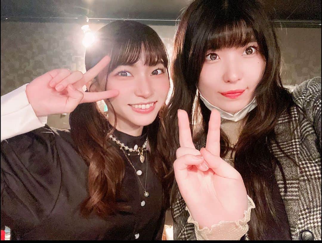 東雲れいかさんのインスタグラム写真 - (東雲れいかInstagram)「みあちゃん（令嬢のマリア） 共演してからずっと仲良し！価値観が似ていて初めて話した時から仲良くなれる！みたいのがありました笑綺麗で可愛いというのは誰もが、なところなんですが、自分の意見をしっかり持っていてただ仲良しというより信頼て言葉が一番私達の関係を表すかなぁと思います。ゲームでも議論を引っ張り、お芝居もマリアお嬢様はハマり役であの声と目の使い方が本当に好きです笑マリアとリオンは言葉だけで見るとバチバチですがお互いの力量を認め合ってるので仲が悪い訳では無いと思っています。いやぁマリアお嬢様ツンデレなんですよねー💭マリアお嬢様はリオンにツンデレですが、みあちゃんしののめにはデレデレですよ？特別な絆みたいのがあんじゃん？（え？あってますよね？）  ふくしゃん（富豪のアメリア） 人として優しい良い人！本当大好き！私達の喉を心配し声優さん特効薬を忙しい中、手書きメモつけて持ってきてくれる人です。その優しさがアメリアにも出ていて、リオン的にはきっと唯一の素直に甘えられる人なんだろうなと。バーのシーン話してる内容は重めですが、居心地よかった。いつもよしよししてくれてありがとう。しののめはふくしゃんによしよしされるの好きです、早くまた会いたい！  よこみちゃん（居候のエマ） 1番共演してる人なんですが、恐らく色んな大変な事を一緒に乗り越えてきた人笑笑（去年も大変だったよね笑）いつも一生懸命頑張り屋！たまに頭パンパンになって電車は乗り間違えるし、コンビニでは頭座らないユラユラ赤ちゃんになっちゃう！大変！笑一緒にいると思わず観察しちゃう笑だけどいつもどんなお仕事も熱意120%で挑む所尊敬しています。エマそのものでした！ありがとう。後、しののめが疲れてたりするとそっと側に来てくれる優しい。またゆっくりごはんいこーねお互いお仕事たくさん続くけどがんばろうね！  おとちゃん（天才ハッカーのサラ） 愛すべき妹でした笑思った事すぐ口に出すし、話題が絶えなくて面白い楽しい人！本当はサラは最初はもっと寡黙なクールな役だったんですが、おとちゃんの素敵な人柄を反映してあの素っ頓狂なかわいいサラのキャラになったみたいです笑私は、初共演だったんですが、人狼ゲームも理解力的なのが早くてすごいなぁと思ったし、何よりもサラとリオン同じシーンも多かったので一緒にお芝居してて楽しかったです。 ありがとうございました！また共演できますように！出来たらサラとリオンでね🐺💭  オリバー佑太さん（医者のオリバー） 小屋入りしてから人が変わりました！！面白超人悪戯し放題お兄さんです。稽古期間中みんなのお兄ちゃんで冷静沈着クールな人舞台もたくさん出演されていてさすがだなぁって。なのに、小屋入り後1番アドリブでイタズラしてくるし、本当にお客さんと同じタイミングで知るから、毎回今日は何スルツモリダと毎回新鮮な気持ちで望みました笑オリバー先生大暴れしてる前後にセリフ多めなアメリアや私は恐怖におののいていました。楽しかったです。ありがとうございました笑私、人より暗闇で見えにくい目をしてるんですが🐣大千穐楽で最後の暗転から明転きっかけオリバーさん！って呼んだらいなくて、やっちゃった💦ってなったら真後ろのボックスの上に立ってたのは本当に怖かった笑また共演できますように！！  のぶさん（運転手のアンリ） のぶさんは兄貴っ！て人で、人が言いにくいことを察して自ら発言してくれたり、お芝居の事も沢山アドバイスを稽古時に全体にしてくれました。この朗読劇が良くなるようにと考えてくれてしかもガッツ？熱がめっちゃある人なので、のぶさん見るともっとがんばらなきゃ！！ってなるます。ありがとうございました！リオン的にはアンリを密かに応援しているので、１の時よりマリアお嬢様と距離が縮まってて微笑ましかったです。続くならどうなるのかなぁ？気になります。  けいてぃーさん（ノア・ヤンキン） 我らが座長です！まず本当に大きい！！こんなに手足が余って見える人は初めてで、スタイル超人びっくりでした。何かゆらゆらしてると思ったら座長の影だった事も（本当に驚いた）ノアは唯一ブラサン財団側で、1番クールな役だと思うのですが、けいてぃーさんが板の上に立つと空気が変わる。そして声が本当に良い。低い声ってなんか聞きにくいのに聞きやすいし、ノアさんが各キャラクター説明する時に締まる。ゲームは笑い多めで楽しい雰囲気だから、その分ストーリーは深刻な内容が多い中、ゲームの楽しい雰囲気にどう折り合いつけてストーリーに切り替えるか最大の難点でした。でもけいてぃーさんがずっと締める所は締めて引っ張ってくれて、私達はどうにかついていけました。本当にありがとうございます。ただ一つ思ったのはノアがブラサンゲームを作ったと言ってたのにゲーム中？みたいな不思議な雰囲気だしてくるの面白くてずるかったです笑大千穐楽で私、ほぼ占い師確定の盤面で『1番怪しいのはリオンさん』って言われた時絶対この人、訳分からなくなった内通者！と思いましたが市民でした。ノアヤンキンの謎は深まるばかりです。。？ノアアンリが兄弟として関われる世界線があればいいのになぁ。」8月2日 19時15分 - raychel.6