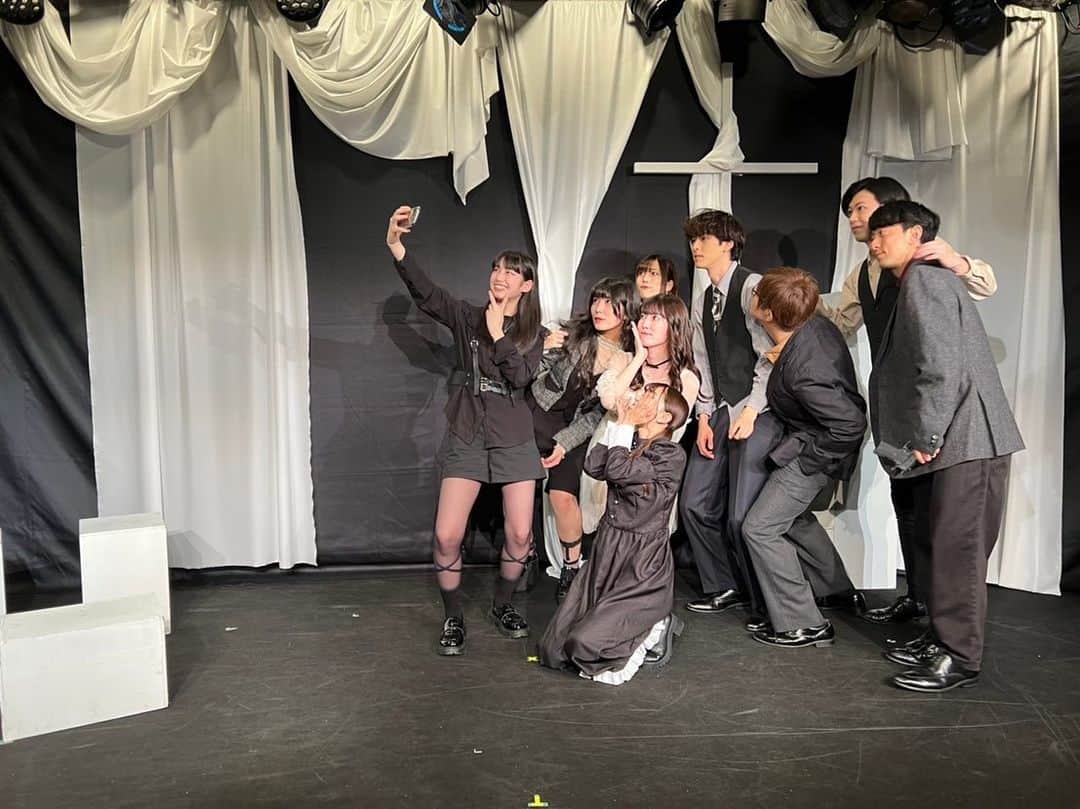 東雲れいかのインスタグラム：「みあちゃん（令嬢のマリア） 共演してからずっと仲良し！価値観が似ていて初めて話した時から仲良くなれる！みたいのがありました笑綺麗で可愛いというのは誰もが、なところなんですが、自分の意見をしっかり持っていてただ仲良しというより信頼て言葉が一番私達の関係を表すかなぁと思います。ゲームでも議論を引っ張り、お芝居もマリアお嬢様はハマり役であの声と目の使い方が本当に好きです笑マリアとリオンは言葉だけで見るとバチバチですがお互いの力量を認め合ってるので仲が悪い訳では無いと思っています。いやぁマリアお嬢様ツンデレなんですよねー💭マリアお嬢様はリオンにツンデレですが、みあちゃんしののめにはデレデレですよ？特別な絆みたいのがあんじゃん？（え？あってますよね？）  ふくしゃん（富豪のアメリア） 人として優しい良い人！本当大好き！私達の喉を心配し声優さん特効薬を忙しい中、手書きメモつけて持ってきてくれる人です。その優しさがアメリアにも出ていて、リオン的にはきっと唯一の素直に甘えられる人なんだろうなと。バーのシーン話してる内容は重めですが、居心地よかった。いつもよしよししてくれてありがとう。しののめはふくしゃんによしよしされるの好きです、早くまた会いたい！  よこみちゃん（居候のエマ） 1番共演してる人なんですが、恐らく色んな大変な事を一緒に乗り越えてきた人笑笑（去年も大変だったよね笑）いつも一生懸命頑張り屋！たまに頭パンパンになって電車は乗り間違えるし、コンビニでは頭座らないユラユラ赤ちゃんになっちゃう！大変！笑一緒にいると思わず観察しちゃう笑だけどいつもどんなお仕事も熱意120%で挑む所尊敬しています。エマそのものでした！ありがとう。後、しののめが疲れてたりするとそっと側に来てくれる優しい。またゆっくりごはんいこーねお互いお仕事たくさん続くけどがんばろうね！  おとちゃん（天才ハッカーのサラ） 愛すべき妹でした笑思った事すぐ口に出すし、話題が絶えなくて面白い楽しい人！本当はサラは最初はもっと寡黙なクールな役だったんですが、おとちゃんの素敵な人柄を反映してあの素っ頓狂なかわいいサラのキャラになったみたいです笑私は、初共演だったんですが、人狼ゲームも理解力的なのが早くてすごいなぁと思ったし、何よりもサラとリオン同じシーンも多かったので一緒にお芝居してて楽しかったです。 ありがとうございました！また共演できますように！出来たらサラとリオンでね🐺💭  オリバー佑太さん（医者のオリバー） 小屋入りしてから人が変わりました！！面白超人悪戯し放題お兄さんです。稽古期間中みんなのお兄ちゃんで冷静沈着クールな人舞台もたくさん出演されていてさすがだなぁって。なのに、小屋入り後1番アドリブでイタズラしてくるし、本当にお客さんと同じタイミングで知るから、毎回今日は何スルツモリダと毎回新鮮な気持ちで望みました笑オリバー先生大暴れしてる前後にセリフ多めなアメリアや私は恐怖におののいていました。楽しかったです。ありがとうございました笑私、人より暗闇で見えにくい目をしてるんですが🐣大千穐楽で最後の暗転から明転きっかけオリバーさん！って呼んだらいなくて、やっちゃった💦ってなったら真後ろのボックスの上に立ってたのは本当に怖かった笑また共演できますように！！  のぶさん（運転手のアンリ） のぶさんは兄貴っ！て人で、人が言いにくいことを察して自ら発言してくれたり、お芝居の事も沢山アドバイスを稽古時に全体にしてくれました。この朗読劇が良くなるようにと考えてくれてしかもガッツ？熱がめっちゃある人なので、のぶさん見るともっとがんばらなきゃ！！ってなるます。ありがとうございました！リオン的にはアンリを密かに応援しているので、１の時よりマリアお嬢様と距離が縮まってて微笑ましかったです。続くならどうなるのかなぁ？気になります。  けいてぃーさん（ノア・ヤンキン） 我らが座長です！まず本当に大きい！！こんなに手足が余って見える人は初めてで、スタイル超人びっくりでした。何かゆらゆらしてると思ったら座長の影だった事も（本当に驚いた）ノアは唯一ブラサン財団側で、1番クールな役だと思うのですが、けいてぃーさんが板の上に立つと空気が変わる。そして声が本当に良い。低い声ってなんか聞きにくいのに聞きやすいし、ノアさんが各キャラクター説明する時に締まる。ゲームは笑い多めで楽しい雰囲気だから、その分ストーリーは深刻な内容が多い中、ゲームの楽しい雰囲気にどう折り合いつけてストーリーに切り替えるか最大の難点でした。でもけいてぃーさんがずっと締める所は締めて引っ張ってくれて、私達はどうにかついていけました。本当にありがとうございます。ただ一つ思ったのはノアがブラサンゲームを作ったと言ってたのにゲーム中？みたいな不思議な雰囲気だしてくるの面白くてずるかったです笑大千穐楽で私、ほぼ占い師確定の盤面で『1番怪しいのはリオンさん』って言われた時絶対この人、訳分からなくなった内通者！と思いましたが市民でした。ノアヤンキンの謎は深まるばかりです。。？ノアアンリが兄弟として関われる世界線があればいいのになぁ。」