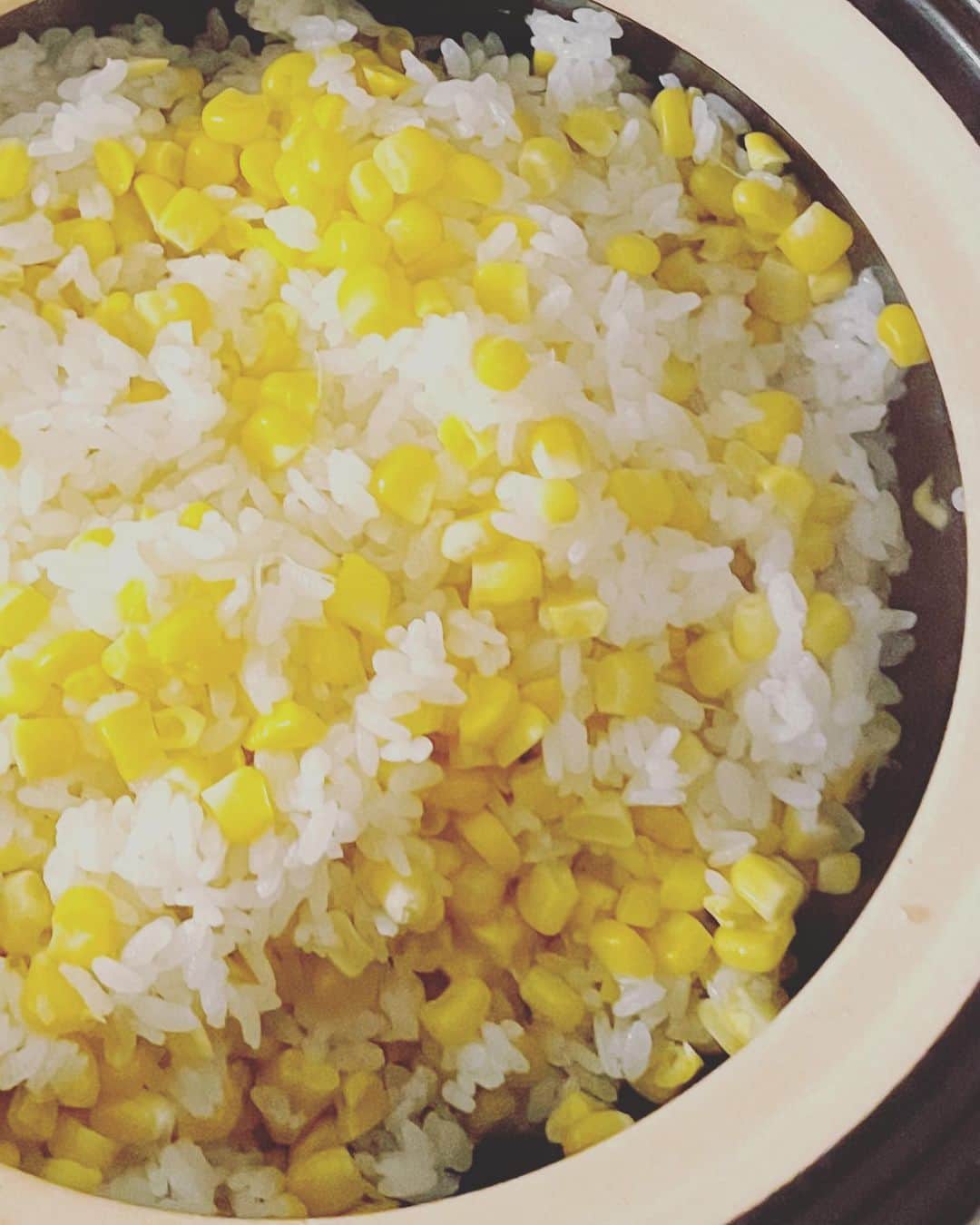 原沙知絵のインスタグラム：「とうもろこし多すぎご飯🌽 土用中には、旬の食材を食べて、エネルギーを充電🔌 この季節美味しい食材が多すぎて欲望が大変です。  さて、今週は月曜日からラジオ三昧で、幼少からラジオっ子の私は、現場に行くたびに興奮しすぎてドキドキしています。 明日、明後日もお時間あればラジオ聴いていただければと思います！ 聞けなかった方はradikoでもご視聴できますよ。  J-WAVE「STEP ONE」 8/3(水)、8/4(木) 9:00〜13:00放送  出演コーナーは 9:35〜9:45  「LISTEN&LEARN」  よろしくお願いいたします！  #夏の土用 #とうもろこしご飯 #心も体も心地よい私のセルフケア習慣  #ラジオ #Jwave @jwave813  @sascha348  @mjneuh」