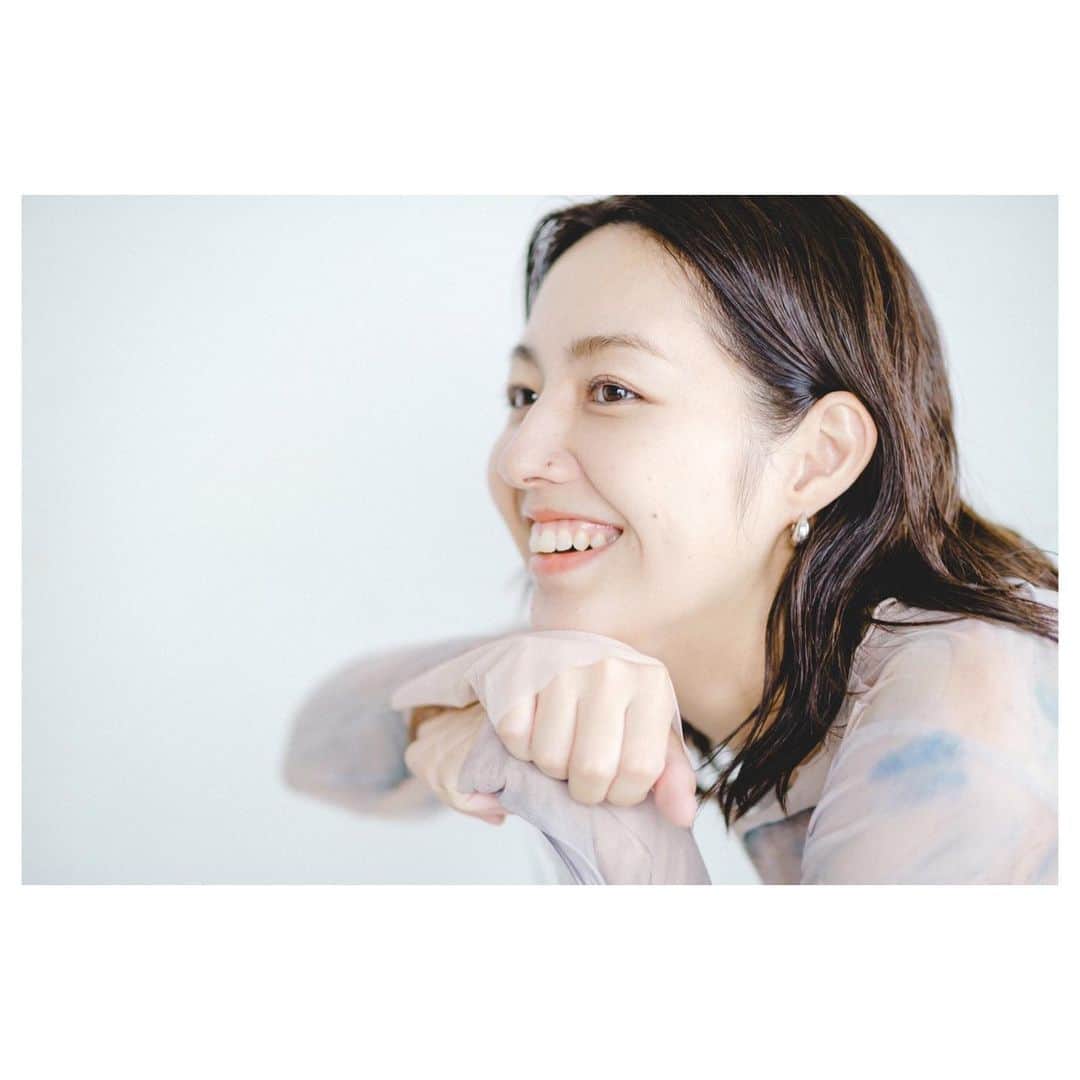 上原香代子のインスタグラム：「ご無沙汰しております。 ⁡ この数年間、立て続けに出産をし、育児に専念してまいりました。 が、息子たちが赤ちゃんではなく3歳と4歳になり、少しだけ自分の時間が持てるようになりました。 というわけでマイペースにはなりますが、また活動の歩みを進めようと思います。 ⁡ 改めまして、上原香代子です。 ピッチピチの新人です🥺 皆さまどうぞ宜しくお願い致します🙌🏻 ⁡ まずは作品撮りをしていきたいので、一緒にやってくださるカメラマン、ヘアメイク、スタイリストの方々、宜しければお声がけください🙇🏻‍♀️ 過去にお仕事させて頂いた方々で“しゃーない手伝ってやるか”と思ってくださる方がいましたら、どうぞ宜しくお願いします。  photo @ayaka.yashiro」