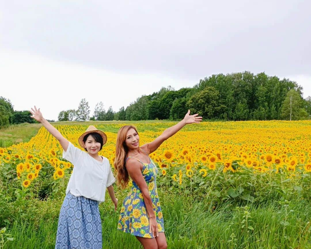 REIKAさんのインスタグラム写真 - (REIKAInstagram)「. 今迄見たひまわり畑の中で1番凄かった🌻💛 ちなみに私の着てる向日葵ワンピース🌻は、 私が小学生の時から着てる🌻💛 どんだけ物持ちいいの(笑) . . #bikinicompetitor #fitnessmodel #personaltrailer #フィットネスモデル #筋トレ女子 #筋肉女子 #トレーニング #training #筋トレ #workout #パーソナルトレーナー #beachgirl #ひまわり #向日葵 #sunflower #ひまわり畑 #北海道 #hokkaido #美瑛」8月2日 19時22分 - reika_japan