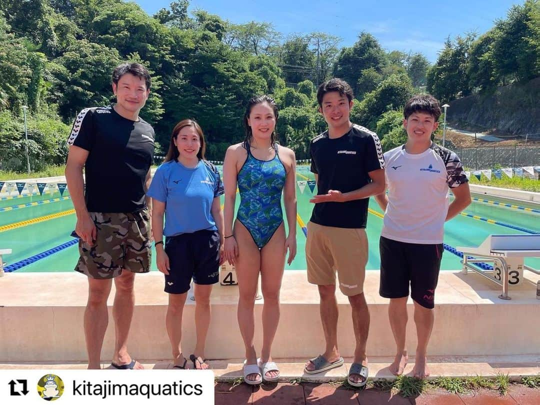 渡部香生子さんのインスタグラム写真 - (渡部香生子Instagram)「#Repost @kitajimaquatics with @use.repost ・・・ ｜Summer Camp 2022 ー Guest：渡部香生子選手🍉🚿 ⁡ ⁡ 🗓：8月1日（月）10:00-13:00 📍：神奈川県 👩🏼‍🏫：細川・青田・寒河江・福山 🎌：Special Guest ⇒ 渡部香生子選手 ⁡ ⁡ Summer Camp ーSpecial edition Vol.1は、 ロンドン・リオ・東京五輪日本代表  渡部香生子選手にお越しいただきました🤭🍃 ⁡ ⁡ 15歳の若さでオリンピックに出場し、 今もなお日本の平泳ぎを牽引するトップスイマーとして 活躍しているそのテクニックを伝授していただきました🐸🎓 ⁡ その後は個人メドレー強化練習と題しまして、 ˗ˏˋ 50×4本＆100m個人メドレーDIVE ˎˊ˗  子供たちと一緒にしっかりトレーニングも行いました。 ⁡ 50m×4本では、 子供たちが本気で渡部選手に勝ちに行く 本当に素晴らしい泳ぎを見せてくれました👏🏼 ⁡ そして100m個人メドレーでは、 渡部選手 vs 山口観弘コーチ vs けんぴー の対決🔥 勝負の行方はいかに...（こちらはお楽しみに🎞） ⁡ ⁡ コツコツと小さな目標を達成していくことで、 ￣￣￣￣￣￣￣￣￣￣￣￣￣￣￣￣￣￣￣￣￣  その先にある大きな目標を達成できる。 ￣￣￣￣￣￣￣￣￣￣￣￣￣￣￣￣￣￣ そこに向かって日々頑張っていってもらいたい。 ￣￣￣￣￣￣￣￣￣￣￣￣￣￣￣￣￣￣￣￣￣ ⁡ 約10年もの間トップで活躍し続けている渡部選手が お話してくれたこの言葉を胸に、 今後もトレーニングに励んでいきましょう👍❤️‍🔥 ⁡ ⁡ 渡部選手 @watakanako ありがとうございました🥰🫧 ⁡ ⁡ #kitajimaquatics #キタジマアクアティクス #北島康介 #kosukekitajima #swim #スイム #swimmer #スイマー #水泳 #競泳 #sports #スポーツ #pool #プール #aqualab #swimming #スイミング」8月2日 19時24分 - watakanako