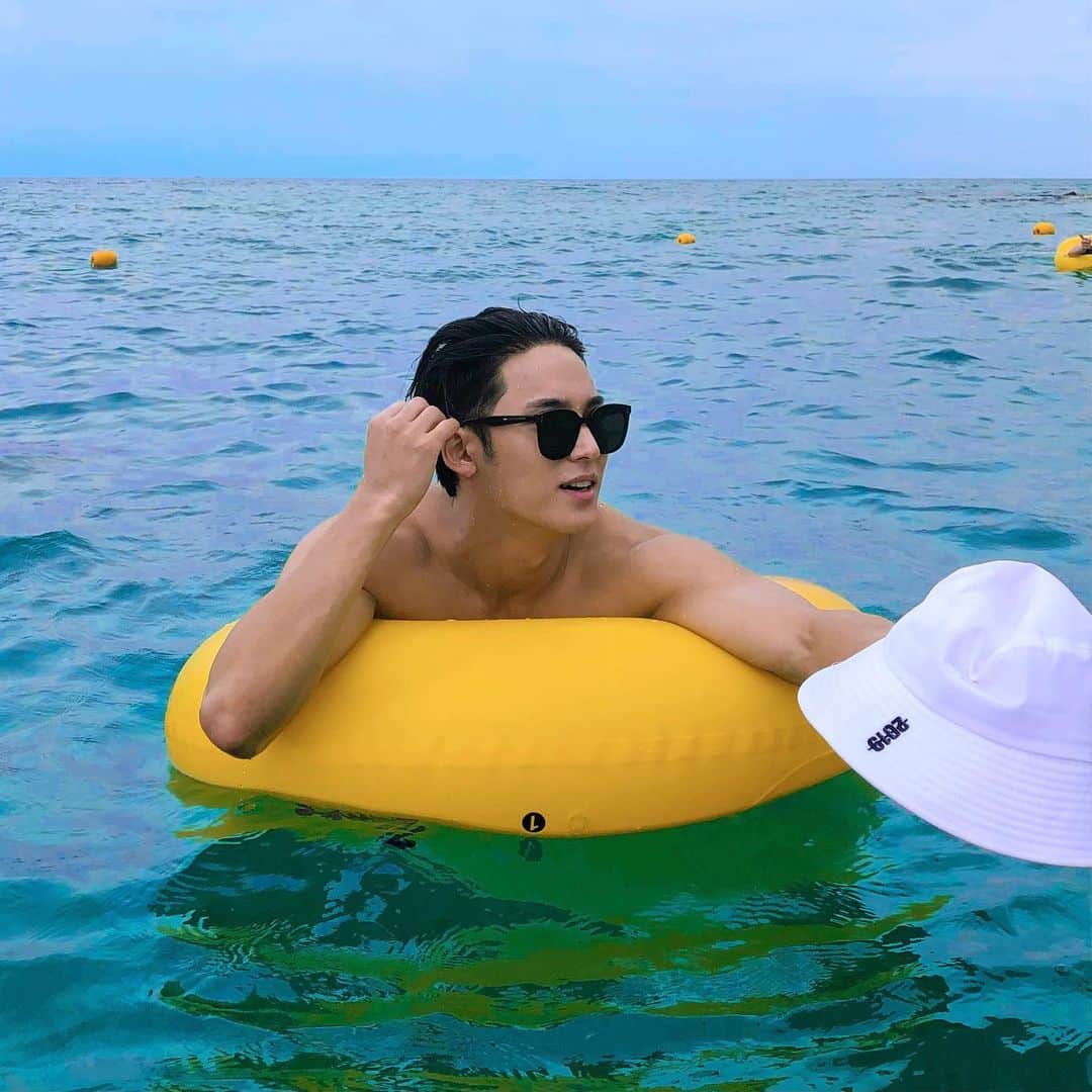 ミンギュのインスタグラム：「Holiday💛」