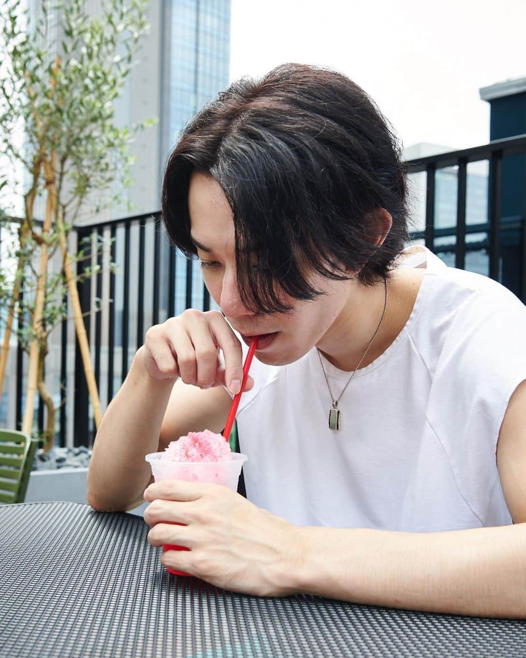 寺島圭亮さんのインスタグラム写真 - (寺島圭亮Instagram)「7月用のファンクラブの撮影はかき氷食べて夏らしい写真を撮りました📸 3年ぶりぐらいに食べた🍧」8月2日 19時58分 - ate_slpc