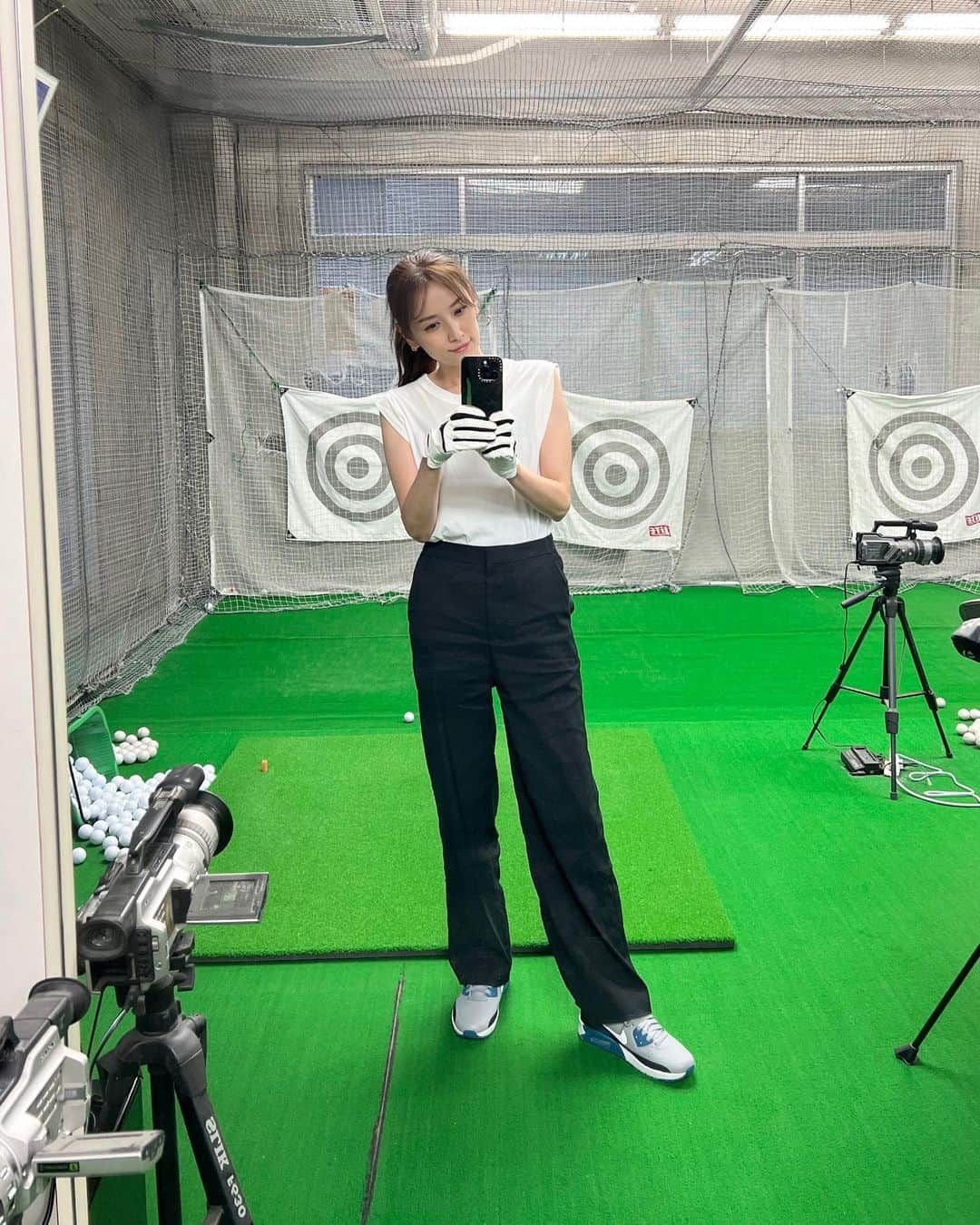 藤井悠さんのインスタグラム写真 - (藤井悠Instagram)「ゴルフレッスンに行ってきました⛳️ 毎日 暑すぎるので、冷房のある室内で コツコツ練習しています。笑 もう何年も前からお世話になっている ヒロ先生 @hirogolf1977 ありがとうございました☺️ 久しぶりに ゴルフクラブを買い替えてみようかなと、ふと考え中…💭 #ヒロゴルフアカデミー #ゴルフスクール #ゴルフレッスン #六本木 #ゴルフ #golf」8月2日 19時52分 - yufujii0211