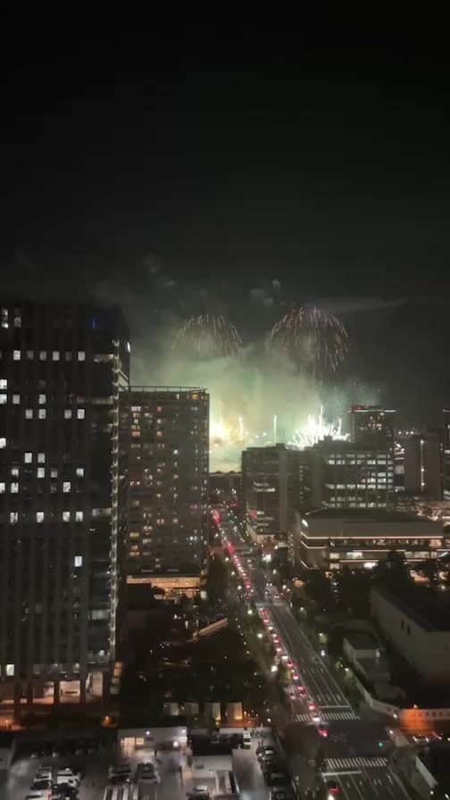 林みなほのインスタグラム：「🎆 開業したばかりの横浜ウェスティンホテルに泊まりに来たら、みなとみらいの花火も見られて最高すぎた❤️ フィナーレをお裾分け😘  #花火#夏#ウェスティンホテル#クラブラウンジ」