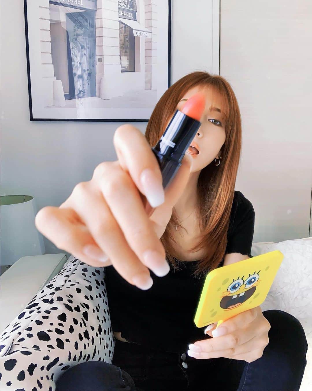 加賀美早紀のインスタグラム：「とんでもなく綺麗な色の💄新調した😍 そしてネイルもグラデにした💛 @lapis_n07 ありがと🫶  #コスメ #ジェルネイル #夏 #暑過ぎ」