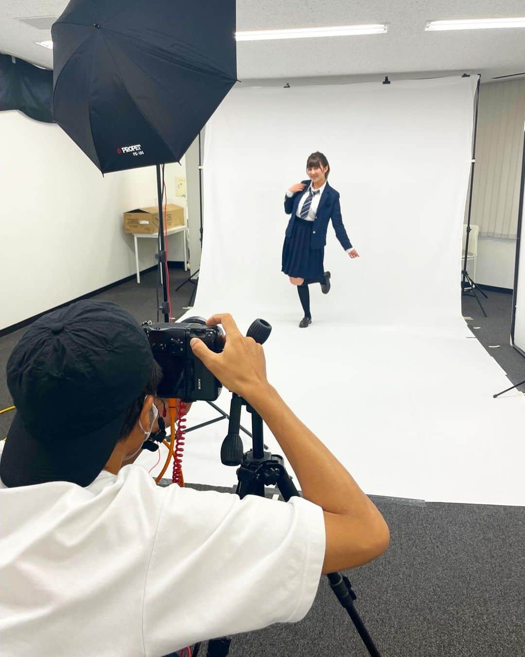 篠原栞那のインスタグラム：「‪‪❤︎‬  SENTRAL PRODUCE  舞台「逆転満塁サヨナラ、またね。」に出演させて頂きます😌✨  今年決まっていた舞台は残念ながら体調を崩して降板することになってしまったので、今年1本目！そしてフリーランスになって初の舞台です☺️  正直、コロナ禍で絶対きてね！とは私も言えなくて。 凄くムズムズするので私なりの言葉で伝えるなら、、、 劇場に足を運んでくれたり、物販を買ってくれたり、そんな今までだったらお見送りに出れていた所さえも出来なくなって正直悲しくて。  イベントだって組めないし、会えるタイミングなんてオンラインばっかりで直接顔を合わせてありがとうが言えないことだらけ。  でも、舞台でも客席見渡して見つける自信があるし、足を運んでくれたことを後悔させない作品にしたいなって思ってるよ😌 視線でありがとうを伝える！← これ今回の目標！笑  いつも応援ありがとう！ 今回物販にランチェキも並ぶので、どんなチェキほしいかなーってワクワクしながら準備してます💓 ブロマイドやパンフレットの写真も自分で選んだので、初篠原セレクトGETしてね～！」