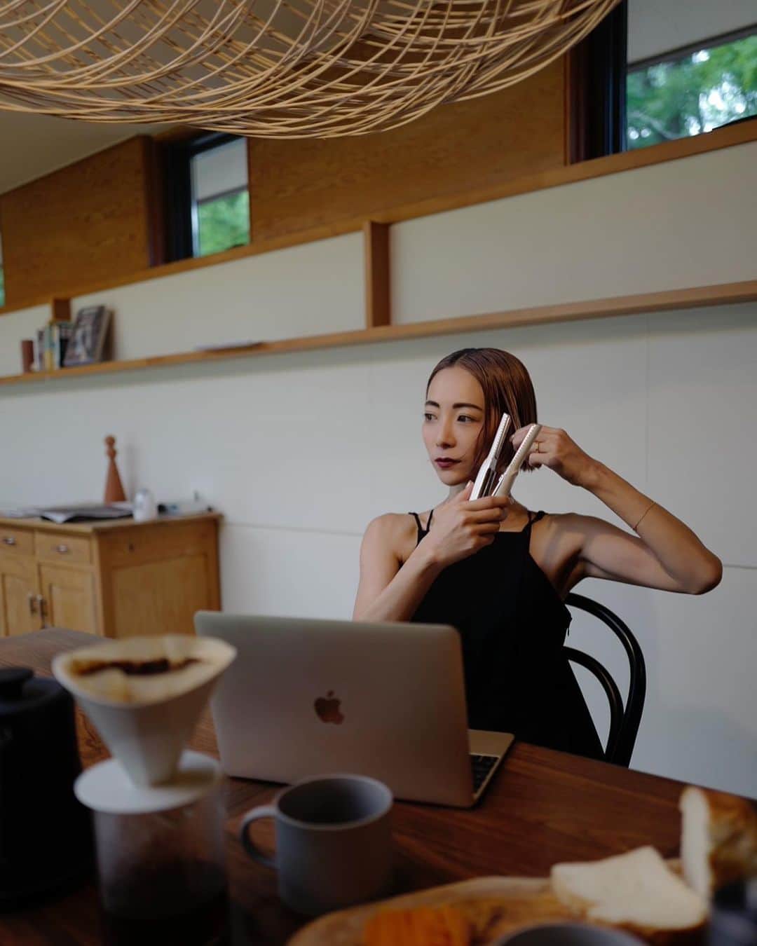 のインスタグラム：「毎朝のヘアーセットって本当に時間がない！ 息子のこととか準備してたら全然間に合わない！ 洗面所に何十分も使えなーい！ そんな人必見🤍  見てみて。この小さくて可愛いヘアアイロン  みんな大好きReFaから新しく出たニュアンス専用アイロン  リファビューテック フィンガーアイロン  名前のとおり指先サイズのかわいいコンパクトなアイロンなのに 180℃までしっかり温まるし なんといっても コードレスで持ち運びが出来るのが嬉しいの  子供に朝ご飯を食べさせながらや キッチンで朝ごはん作りながらや  車の移動中に！  などなど簡単に持ち歩きながらアイロンできるの  小さいからニュアンスなんかも作りやすくてとっても良い🤍 気に入った🤍  毎日使う美容アイテムだからこそこだわっていきたいよね！  ストレートアイロンがないと無理な私なので、、、 これは絶対毎日持ち歩く！  #PR #リファ #ReFa #ReFaタイム #リファビューテックフィンガーアイロン」