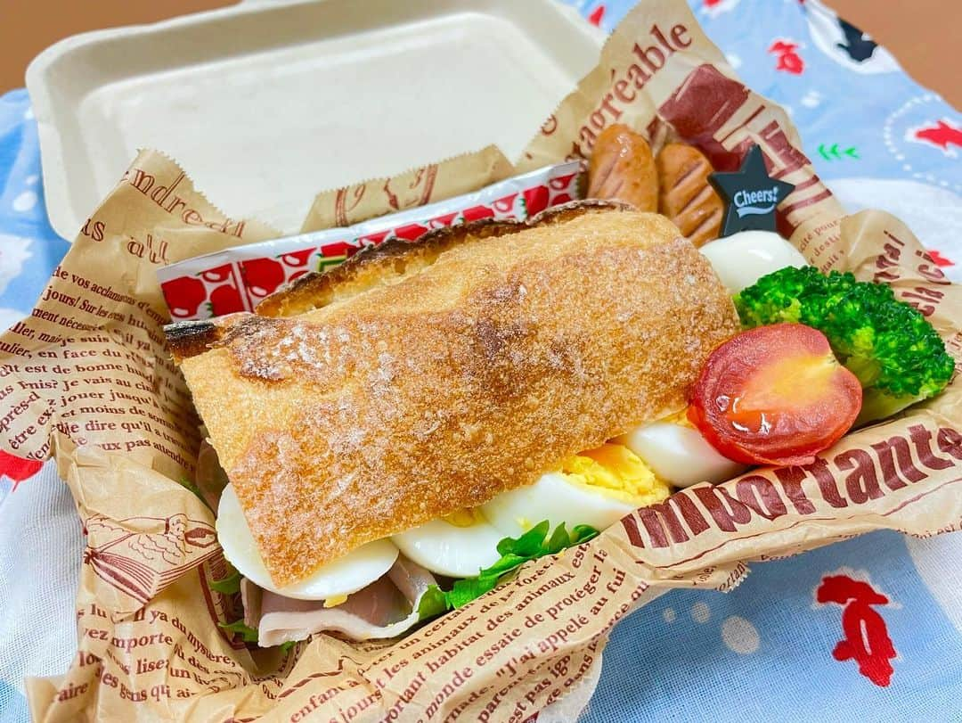 七尾カンナさんのインスタグラム写真 - (七尾カンナInstagram)「. . #ななおべんとう  . 🍴バインミー弁当 （具材エスニック感0） 🍴焼きそば弁当 （糖質ゼロ麺使ってるよん） 🍴肉じゃが弁当 （いつもと変わらぬ） . 全然写真上げてなかったけど、ちゃんと毎日作ってます😂 今日は手抜き且つ胃もたれのため、おにぎりとお味噌汁という適当さだったけど😂でもコンビニで買わないだけ褒めて😂 . . . . . . . .  #七尾めし #弁当 #弁当記録 #お弁当 #お弁当記録 #お弁当部 #バインミー #サンドイッチ #パン弁当 #焼きそば #糖質ゼロ麺 #肉じゃが #和食 #クッキングラム #クッキング #料理 #料理記録 #自炊 #自炊女子 #自炊記録 #フォローミー」8月2日 20時46分 - nanao_kanna