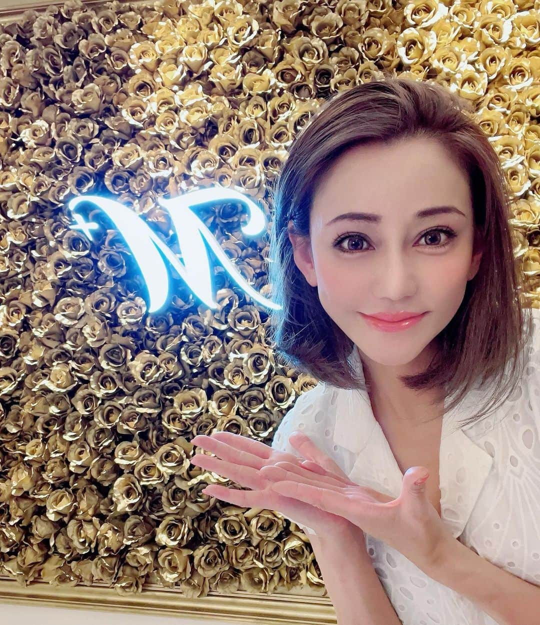 望月英莉加のインスタグラム：「@m_plus.salon さんに、Hifuをうけにいきました❤️ 麻布十番にあるサロン  @m_plus.salon  2か月ぶりに行ってきました  高級感のある内装が、お城みたいで、施術のクオリティーの高さと、リラクゼーション効果が、高いサロンさんです  完全個室でベテランのエステシャンにしていただく施術は極上です ただいまキャンペーン中で、めちゃくちゃお得です あれも、これもやりたくなってしまう 最近は意識高い男子も 月一ハイフしてるので、お顔がキュッと締まってますよね。 打ち放題で、かなりしっかり、たくさんオデコからクビまで @m_plus.salon さんは、打ってくれるので、男性にもおすすめ！やはり女子のほうが、さらにどのサロンが良いかは、知ってます笑 カップルや夫婦で、一緒にいけるのも、良いですよね。  施術内容は ✔︎クレンジング ✔︎ハイフ ヘッドスパ　マッサージ  #港区 #麻布十番 #六本木 #麻布十番エステ #六本木エステ  #エステ #最新エステ #エアー注射 #ニードレスインジェクター #水光注射 #ビタミンC #人幹細胞 #人幹細胞培養液 #人幹細胞エステ #肌再生 #最新美容機器 #ハイフ #ハーブピーリング #revi #完全個室 #美容好きな人と繋がりたい  #hifu #リフトアップ #beautifulpeople #japanesegirl #instalike #instabeauty #美巨乳」