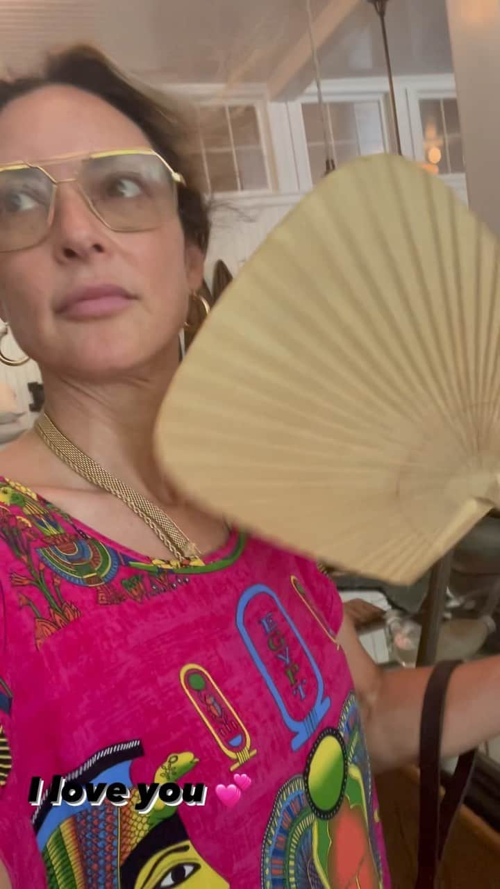 ローラ・グラウディーニのインスタグラム：「I love @thisispidgin… my video note to my mama (who also loves #pidgin)」