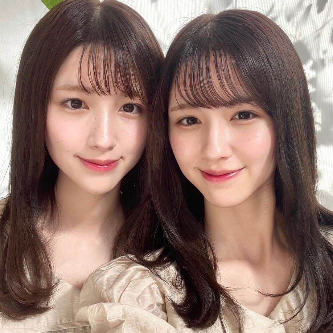 鈴木 みな・まりあのインスタグラム：「本日、22歳になりました💐♡  21歳はちょうど誕生日にドラマの撮影から始まり 大学生活の他に、THE TIME,のレギュラーをやらせて頂いたり、大学院受験、空手、お好み焼き屋さんのバイトなど ほんとに沢山の経験をすることができました！ （今思うとよくばりすぎ🤗）  充実しすぎてて正直自分が追いつけていない時期もあったけど 家族や応援してくださる方々のおかげで頑張れました🥰 ありがとうの山です！！！⛰  これからも少しでも多くの方を 笑顔に、幸せにできますように、がんばります☺️  22歳の 鈴木みなまりあ もよろしくお願いします☺︎」