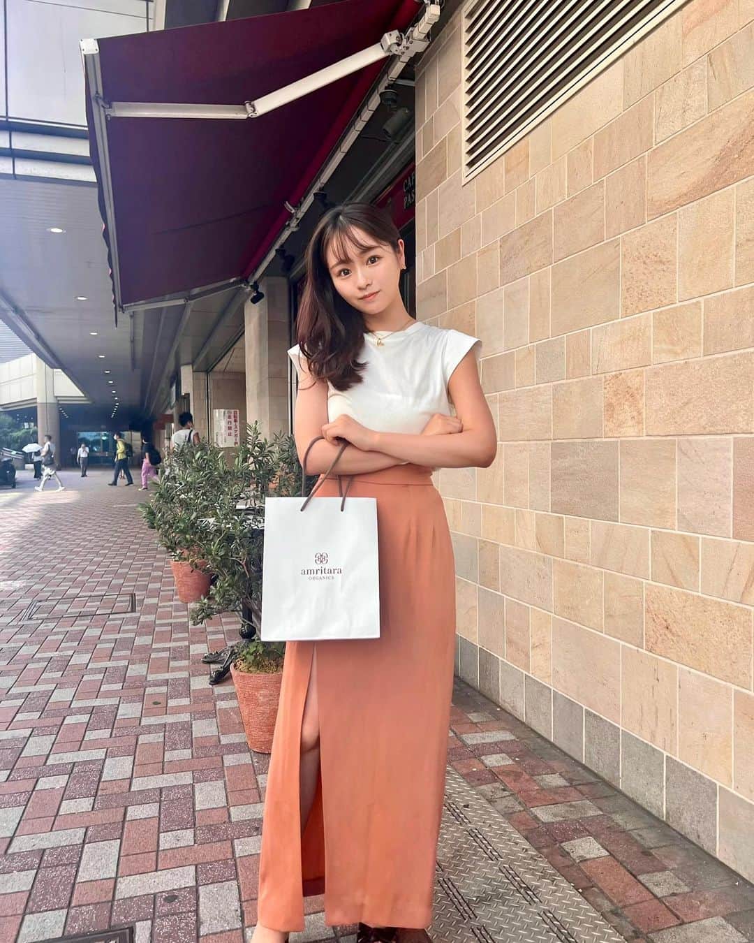 奥原ゆきののインスタグラム：「暑い日が続きますね。🥵💦 クーラーを付けて寝ると寒くて目覚め、止めると寝苦しくて目覚める‥という毎日を過ごしています笑 . 私は、夏でも冬でも使えそうなモフモフ触り心地のブランケットにくるまって寝るのが好きです。 共感してもらえるかな、!? .  tops @ur_rosso  skirt @cocodeal_official . . #153cmコーデ #sサイズ女子 #sサイズ #女子大生 #cocodeal #urbanresearch #低身長コーデ #白t #スリットスカート #日常 #女子大生 #ootd #ootdfashion #summerfashion」