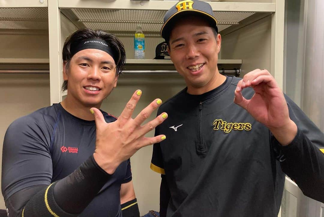 阪神タイガースさんのインスタグラム写真 - (阪神タイガースInstagram)「今季12勝目で、通算50勝目の勝利をあげた青柳選手！9回に貴重な2点タイムリーを打った梅野選手とバッテリーで📸 #青柳晃洋 選手 #12勝目 #通算50勝  #梅野隆太郎 選手 #ナイスバッテリー  #阪神タイガース  #イチにカケル！」8月2日 21時30分 - hanshintigers_official