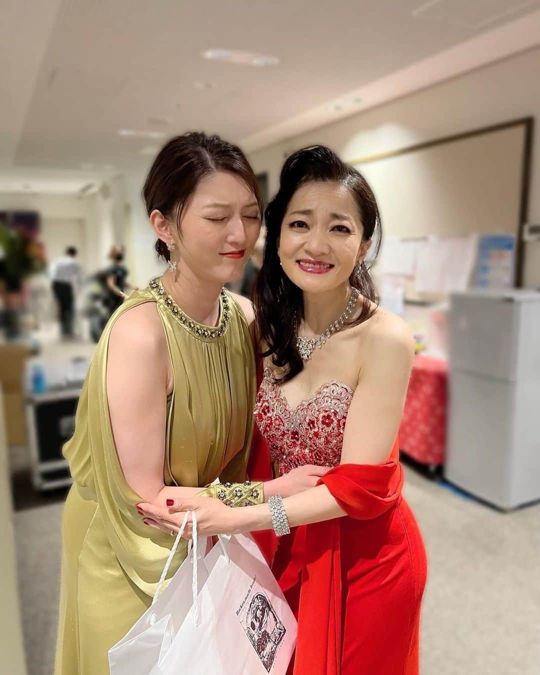 のインスタグラム：「島田歌穂さんのコンサートin大阪、幸せすぎる時間でした🤍🫧 歌穂さんからたくさんのことを学ばせていただき、今回ご一緒させていただけたことに感謝でいっぱいです。憧れです😭😭島健さんのピアノで歌わせていただけたことも幸せでした✨寄り添いながら引っ張ってくださる美しい音色で安心感が凄かったです‼︎ オケの皆さんも含め、アットホームだけどプロフェッショナルなコンサートチームに感動しました。 歌穂さんが島健さんのピアノ伴奏だけで歌われた「People」。袖で拝見していて、お2人の信頼と愛情が伝わってきて涙が止まりませんでした😭👏  本間憲一さんとも嬉しい再会でした🫶 #tophat も#Amotion もタップの振付していただきました😆なつかしー‼︎女神様と七福神‼︎笑（エースモーション見たくなってきた笑）  このご縁に感謝です🙏 またご一緒できますように。 歌をますます頑張ります。 会場で応援してくださった方 パワー送ってくださった方 ありがとうございました☺︎  #島田歌穂 さん #憧れ #島健 さん #本間憲一 さん #大阪 #nhkホール  #素敵な空間 でした✨ #朝夏まなと  お写真1枚目、好きが溢れて息止めてハグさせていただきました🫶」