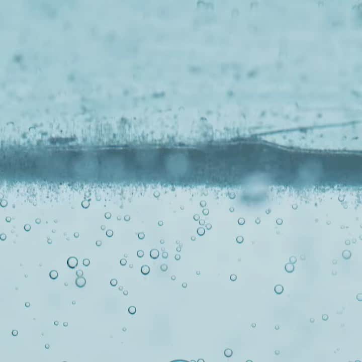 ドゥラメールのインスタグラム：「The AHA (and BHA, PHA) factor. Crafted with a blend of poly-acids to exfoliate, retexturize and help clear impurities, our new concentrated powerhouse, The Refining Ferment, smoothes, stimulates renewal and strengthens skin for a radiant transformation by morning.」