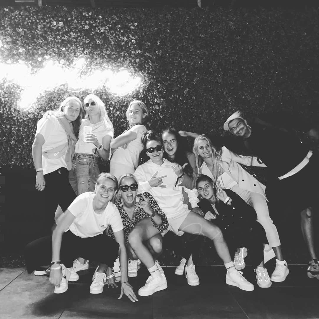 Lina Magullのインスタグラム：「people. moments. 🖤🤍」