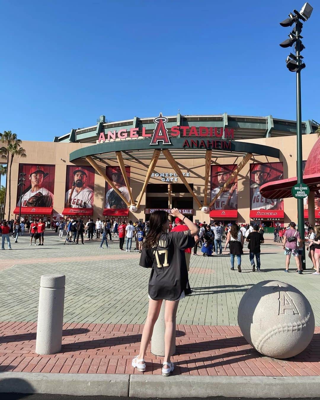 九里聖莉奈さんのインスタグラム写真 - (九里聖莉奈Instagram)「. ⁡ オールスターゲーム前に念願の、、 エンゼルススタジアムへ。感動でした。 ⁡ #MLB #Allstargame2022 #Angels #GoAngels #Angelstadium #shoheiotgani #uniform #LA #Losangels #kuriseri ⁡ ⁡」8月2日 22時13分 - serinakuri