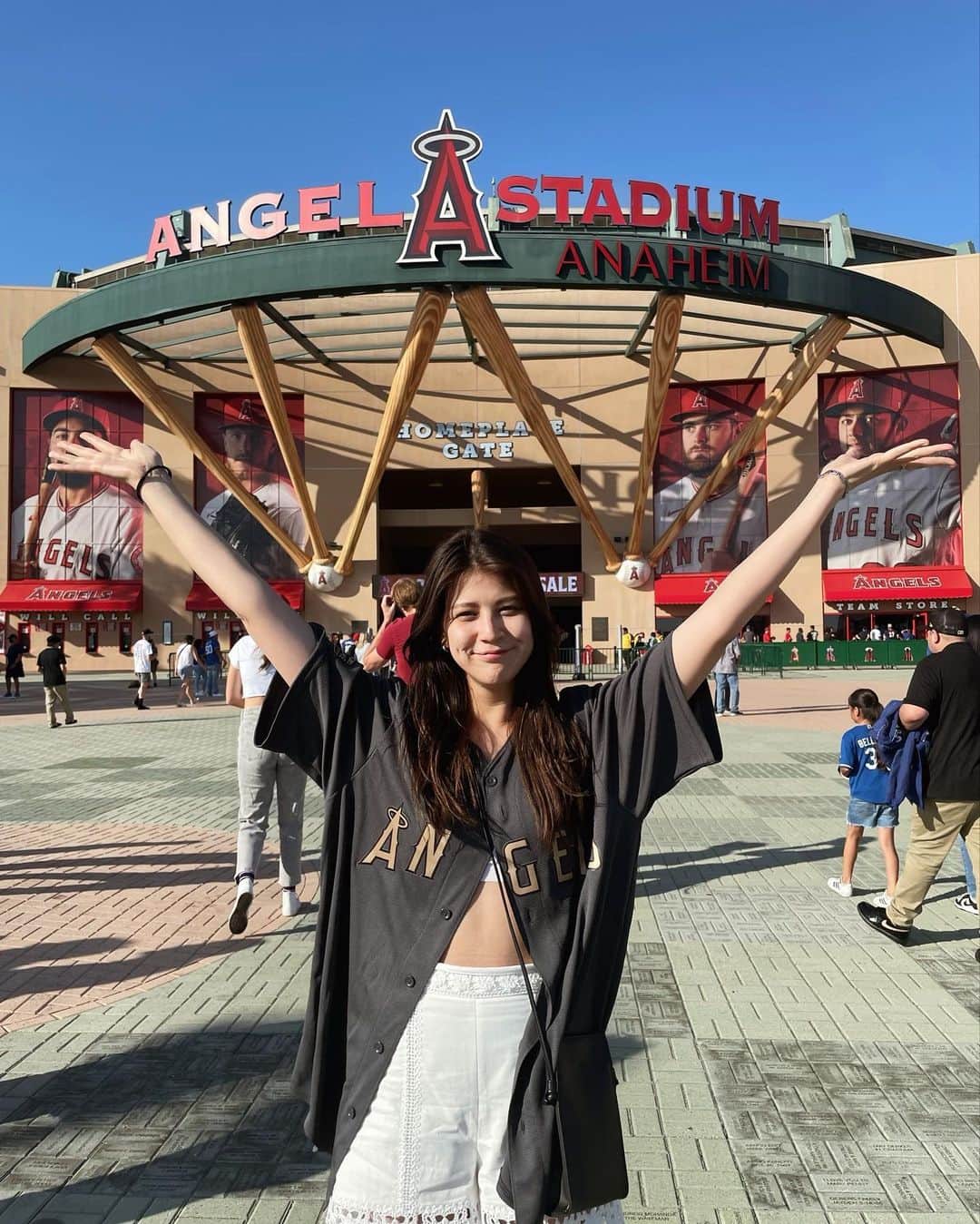 九里聖莉奈のインスタグラム：「. ⁡ オールスターゲーム前に念願の、、 エンゼルススタジアムへ。感動でした。 ⁡ #MLB #Allstargame2022 #Angels #GoAngels #Angelstadium #shoheiotgani #uniform #LA #Losangels #kuriseri ⁡ ⁡」