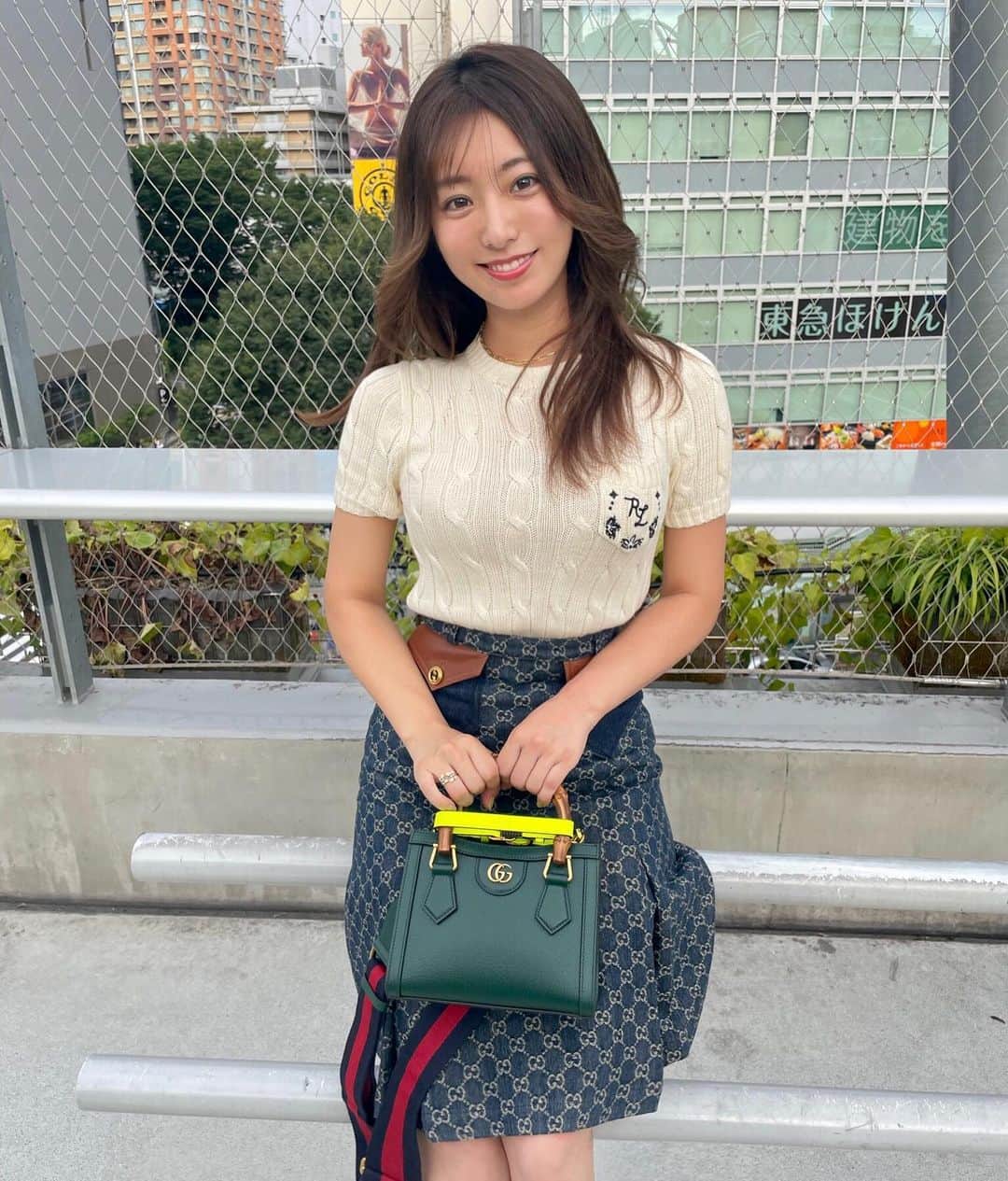 のインスタグラム：「💛 . ネオンカラーのベルトが 可愛すぎる🤩🤩💚 . 髪もトリートメントして レイヤー入れてすっきり〜💇‍♀️」