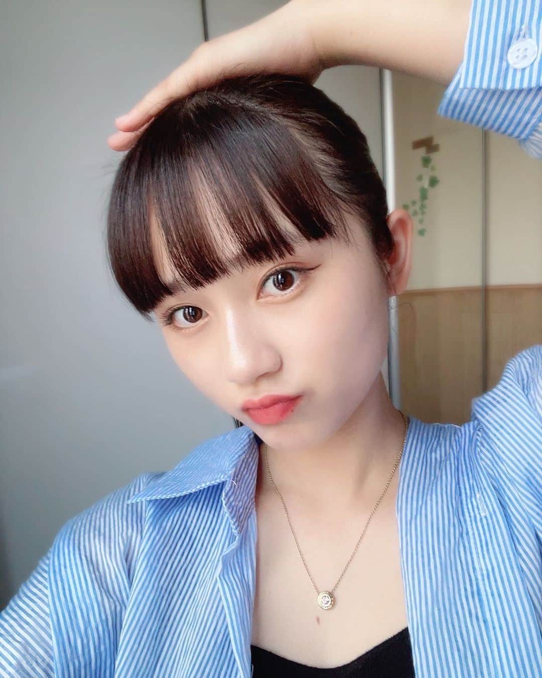 桜井美里のインスタグラム：「♡  8月！ 夏だね🌻  みんなの今年の夏の楽しみはなんですか〜？  私はね！ ひまわり畑に今年も行きたいな〜！って思ってる🌻 行ったら写真載せるね✌🏻  #アホ毛を隠してるポーズ #夏休み #夏の楽しみ」
