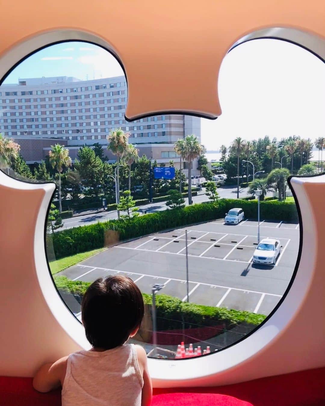 midoriyamaoのインスタグラム：「7/31〜8/1 一泊二日の家族旅行❤️  近場のプチ旅行に行ってきました‼️  ディズニーに行くであろう人達が泊まるホテルにディズニーには行かずにお泊りしてきました🐭笑  ホテル内は幼児用プールや外にもオシャレなプールがあり、ゲーセンやアスレチック系の広い遊び場もあり、ホテルは綺麗でとても良かったです！  次はトイストーリーのホテルに泊まりたいな💕  #2歳10ヶ月 #男の子 #家族旅行 #千葉 #舞浜 #シェラトングランデ東京ベイ #幼児にオススメ #次はディズニーランド行こう」