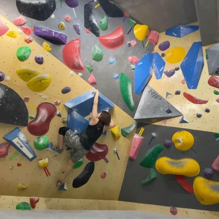 興梠友理のインスタグラム：「・ 【動画】Bachar boulder 青3級  やっとゴールが止まったー😭  初めてトライした日にゴール前まで行けたのに、 通算10回近くゴール落ちした気がする…  中盤で大レストしたのがよかった🤣  #thenorthface #lobster_climbing_technica  #UBC #urbanbasecamp #urbanbasecampshinjuku #ベースキャンプ新宿 #ベーキャン新宿  #bouldering #climbing #sportsclimbing #ボルダリング #クライミング #スポーツクライミング #複合靭帯損傷 #前十字靭帯再建 #後十字靭帯再建  #multipleligamenttears #nevergiveup #roadtorecovery #kneeinjuryrecovery #aclrecovery」