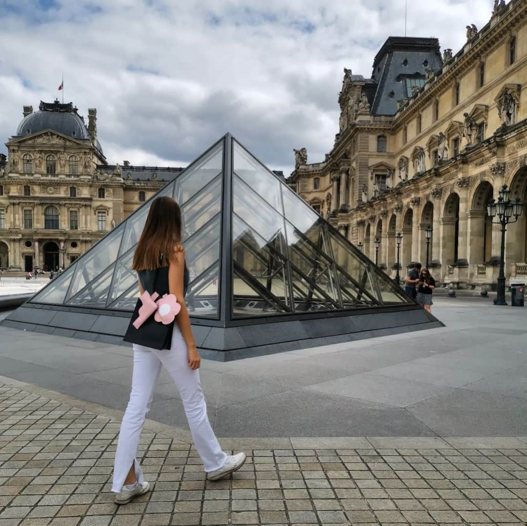 ジョン リベのインスタグラム：「Strolling through Paris  #johnribbe#fashion#bag#handbag#flower#rose#pinkflower#leather#paris#design#charmbag#cute#Louvre#pyramide#sac#fleur#summer#été#mode」