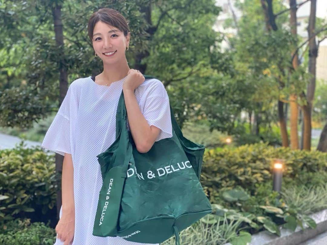 のインスタグラム：「6月28日に発売したGLOW8月号の付録、DEAN&DELUCAのレジかご買い物バッグ💚 ⁡ めちゃくちゃBIGサイズやから普段の買い物はもちろん、大量に買い出しする時も助かる🙌🏻♡ ⁡ 荷物が多いと持って帰るのも大変やけど、これは肩に掛けることができるから重くても全然平気❣️ デザインもシンプルなので使いやすい♡ ⁡ セットでついてくる保冷ボトルケースも、最近すごく暑いから重宝します🫶🏻🥤🧊🧊🧊☀️ ⁡ 今回は他にもプレートやお皿等５種類あるので、『宝島チャンネル』で検索してみてください🧐✨ ⁡ #deananddeluca #雑誌グロー #PR」
