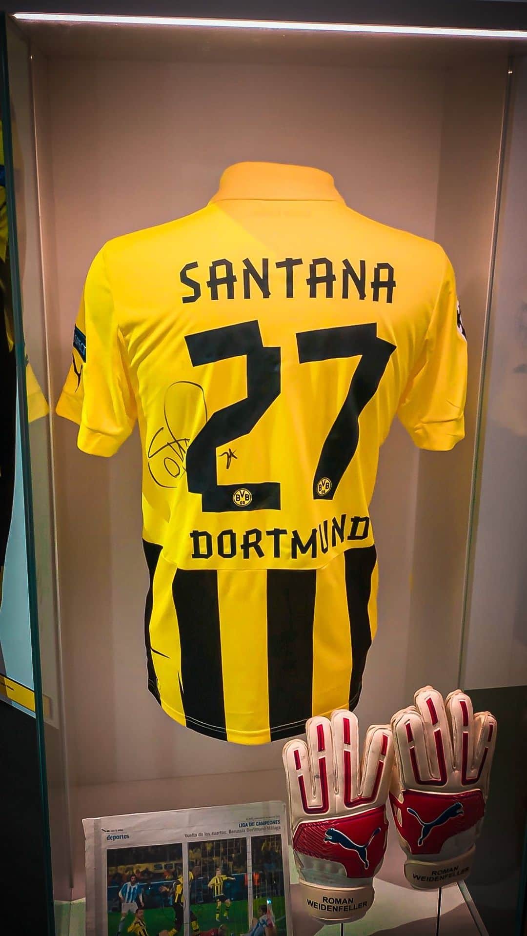 フェリペ・サンタナのインスタグラム：「O DIA QUE O OLHO ENCHEU DE LÁGRIMA 🥹.  #bvb #blackyellow #borussiadortmund #borusseum #football #futebolarte #historia」