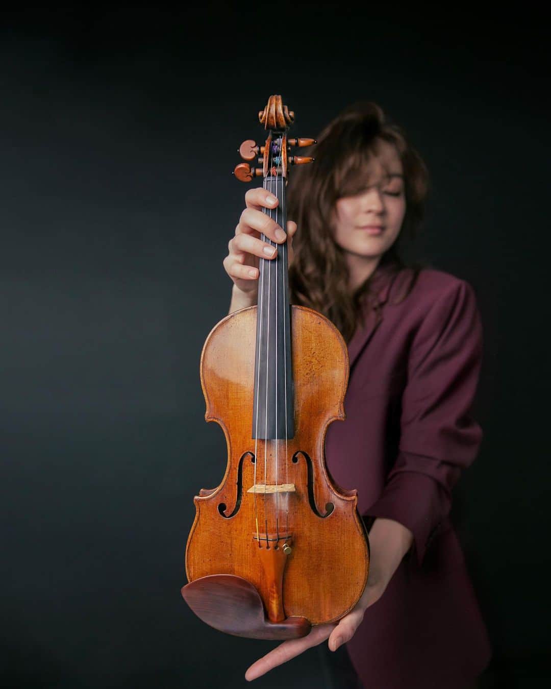 澄那シュトゥーダーのインスタグラム：「It's GIVEAWAY time... again! 🎻  I've partnered up with my favorite string brand, @thomastikinfeld for a unique giveaway, where 5 (!) lucky winners can win:  🎶 a private virtual string consultation with a professional product consultant from Thomastik Infeld... 🎶 ...and a brand new set of violin strings by Thomastik Infeld!  All you need to do is to...  🎻 ...follow @thomastikinfeld and me, @suminastuder  🎻 ...tag 3 friends  🎻 ...and share a recent fond memory you made with your instrument! 😊  The giveaway is open world-wide and the winner will be announced on Tuesday, August 16th, and the @thomastikinfeld team will reach out to the winners to schedule the string consultations 🤗  Good luck! 🍀  📸: @abigelkralikphotography  #thomastikinfeld #classicalmusic #suminastuder #musicgiveaway #thomastik」