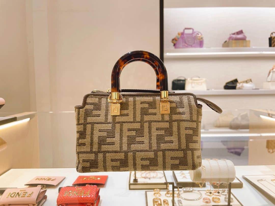 都美のインスタグラム：「おにゅー！小さくて可愛いペットみたい🥺🤍🤍  #FENDI #bag #newin #バイザウェイミニ #フェンディ #フェンディバッグ」